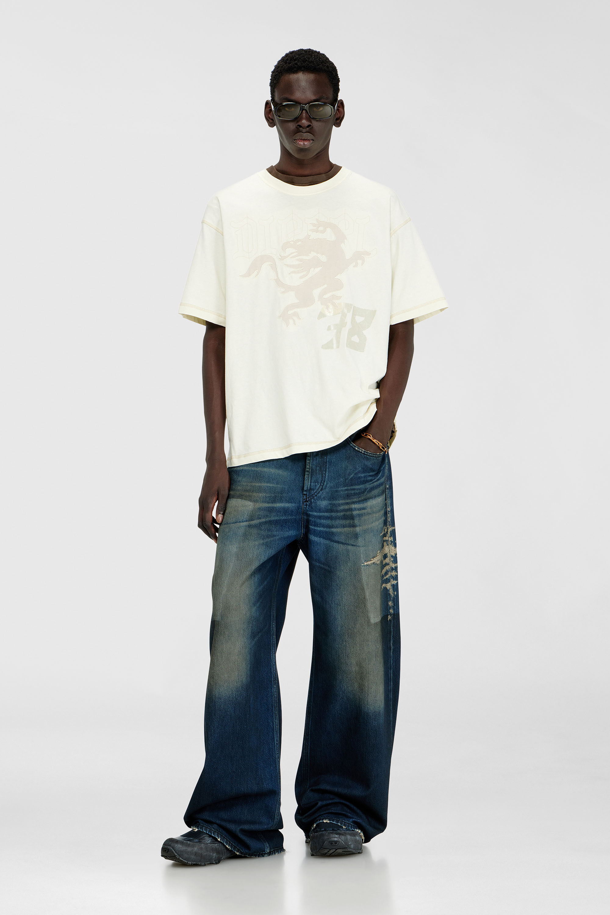 Diesel - T-BOXT-NOTCH, T-shirt relaxed con stampe e ricami Uomo in Bianco - 2