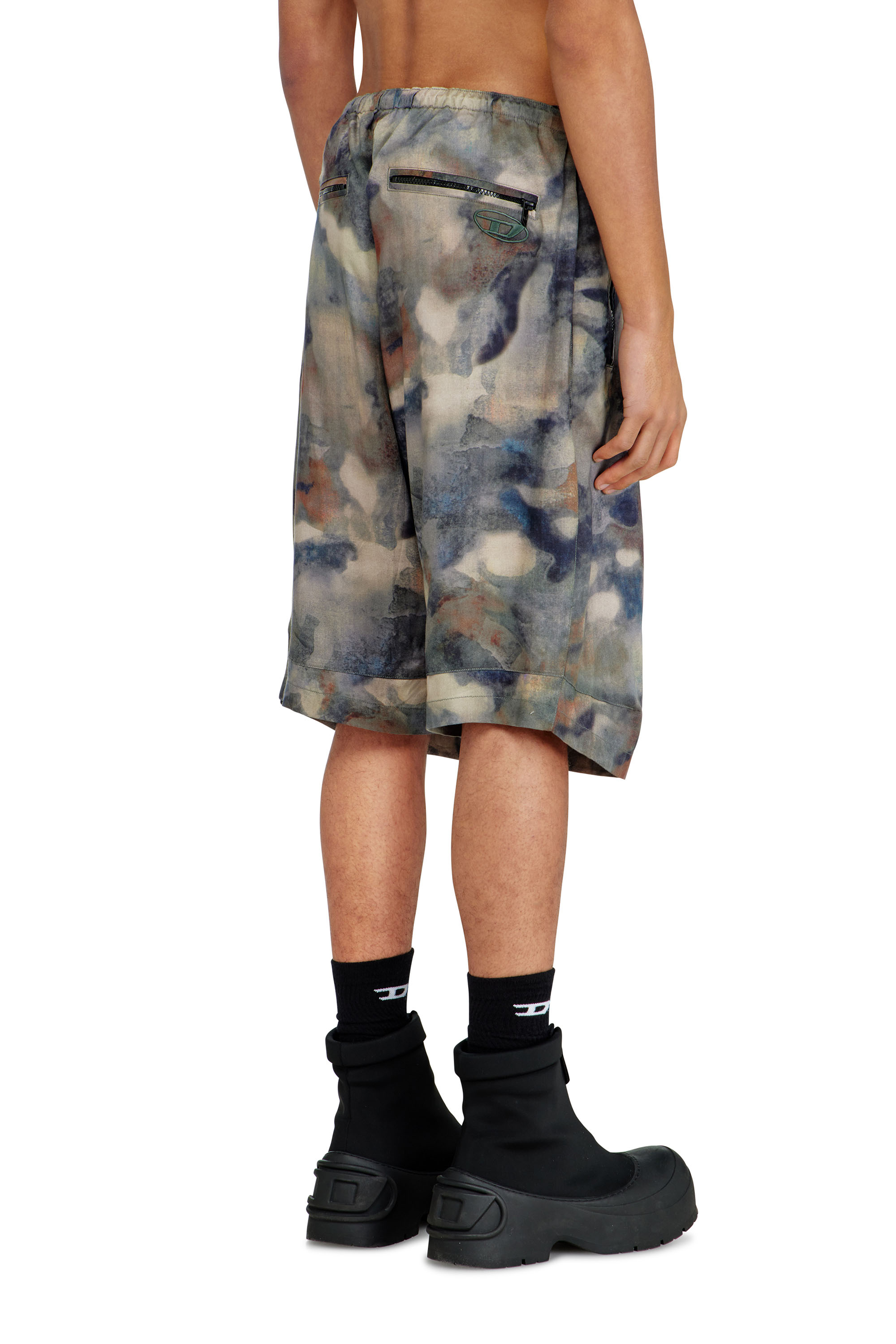 Diesel - P-STITCH-SHORT-TKBZ, Bermuda fluidi con stampa camouflage all-over Uomo in Multicolor - 4
