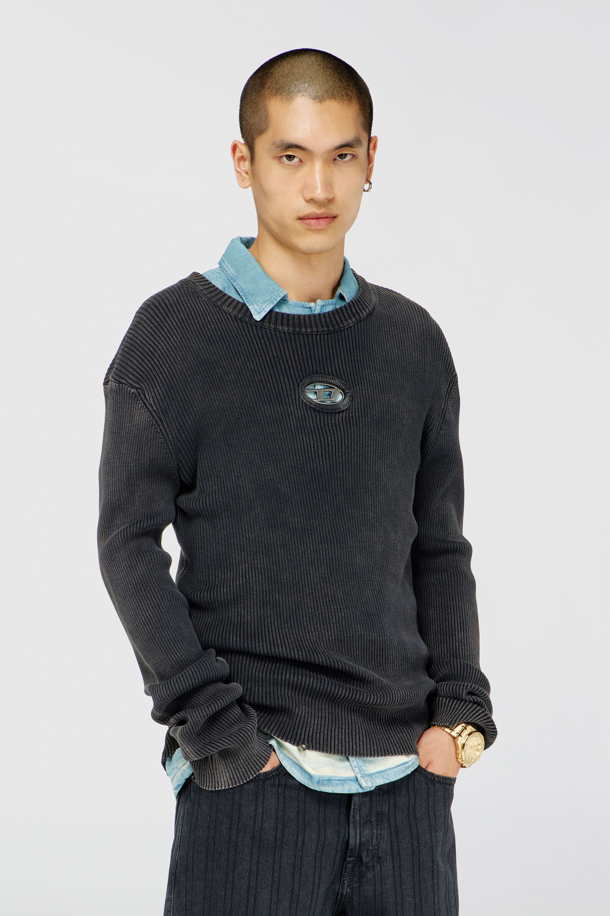 Diesel - K-DARIN-D, Maglia distressed con logo cut-out Uomo in Nero - 1