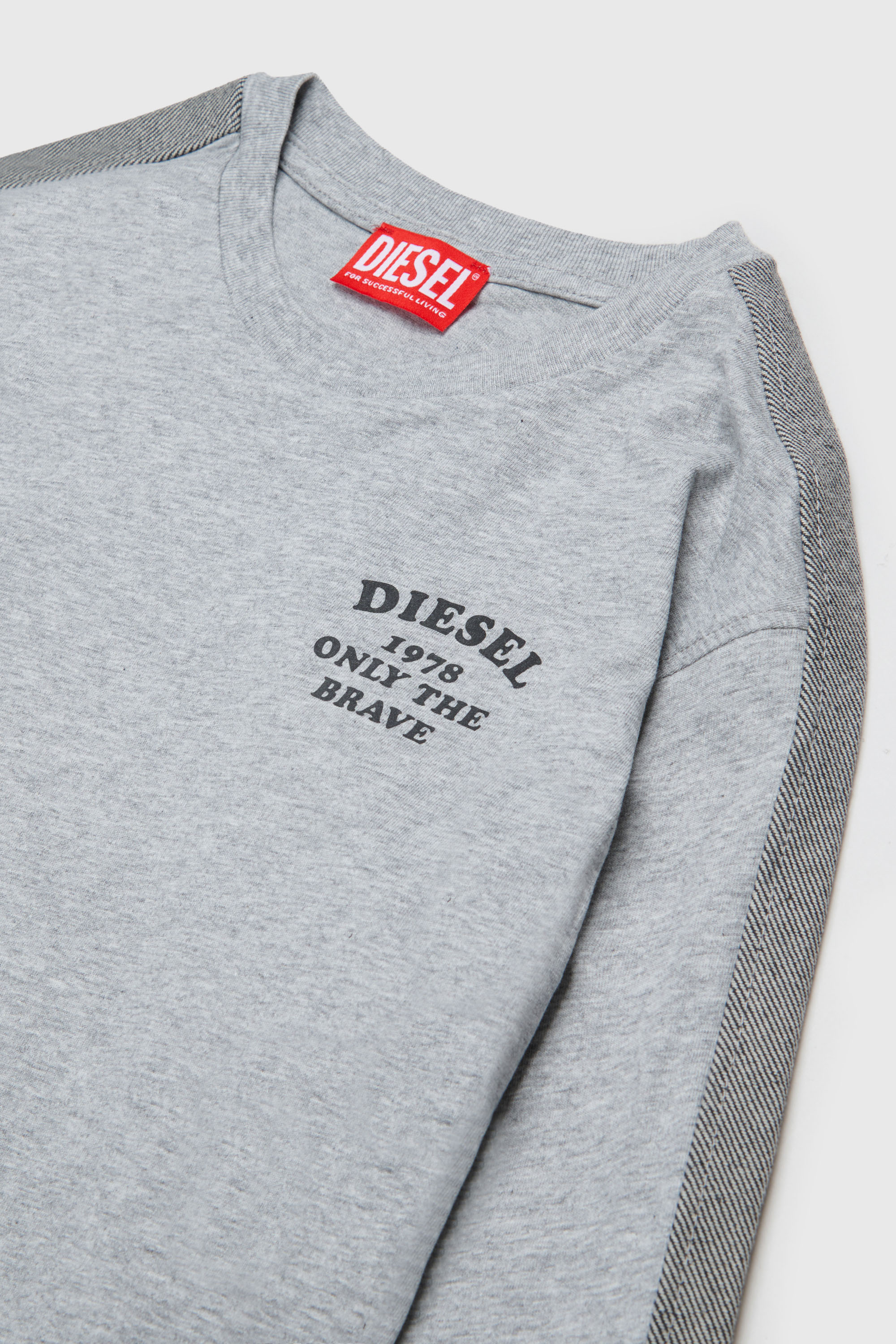 Diesel - TEAN OVER, T-shirt a manica lunga con logo e bande a contrasto Uomo in Grigio - 3