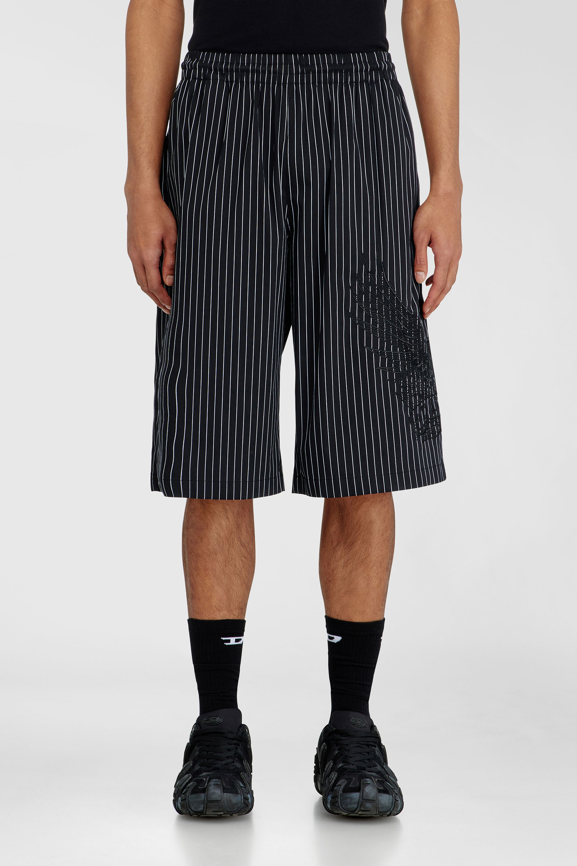 Diesel - P-THEO-SHORT-NJCA, Pantaloni corti a righe con ricamo Phoenix Uomo in Nero - 1