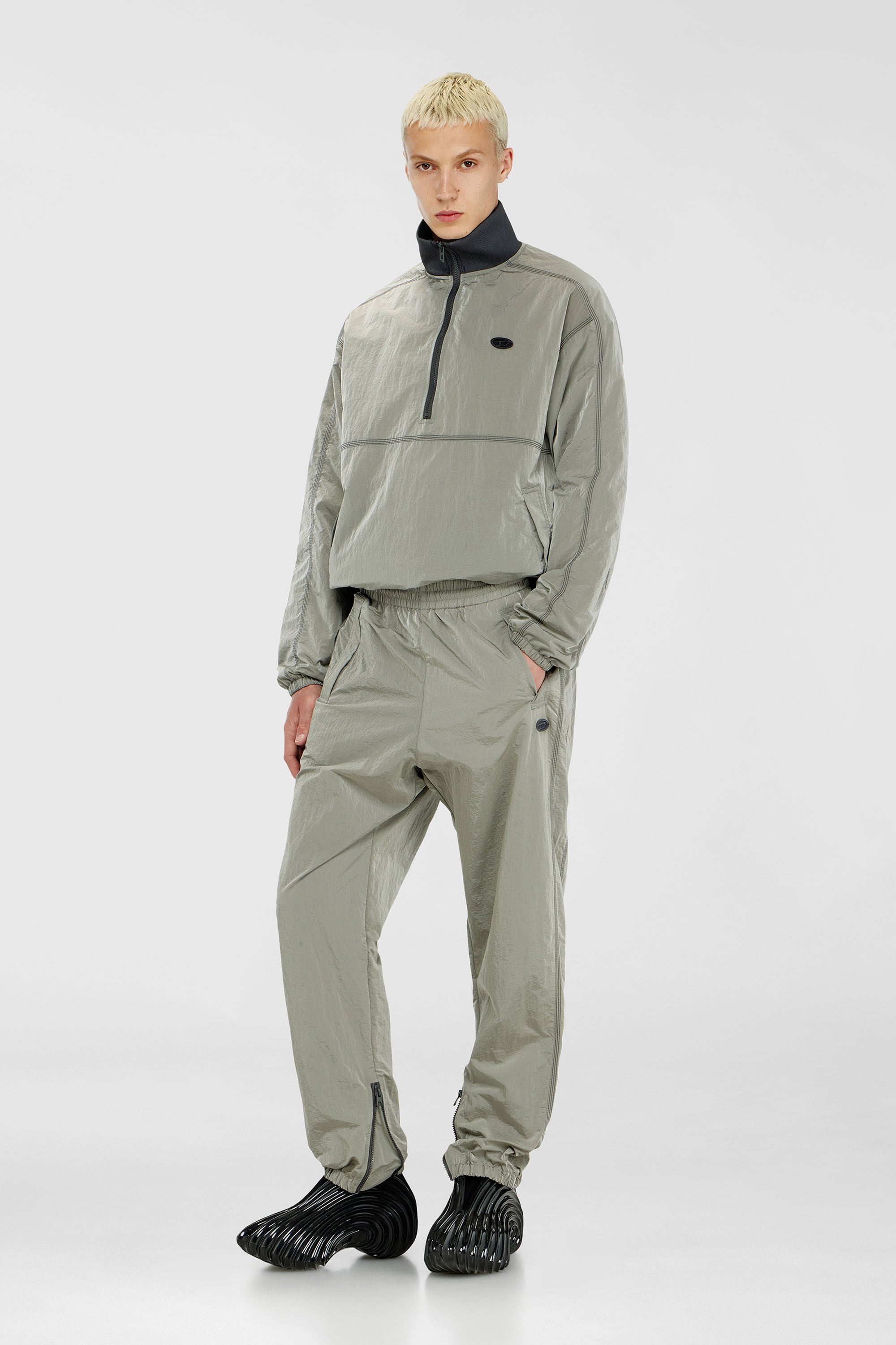 Diesel - P-ANOK, Pantaloni in nylon effetto crinkle Uomo in Grigio - 1