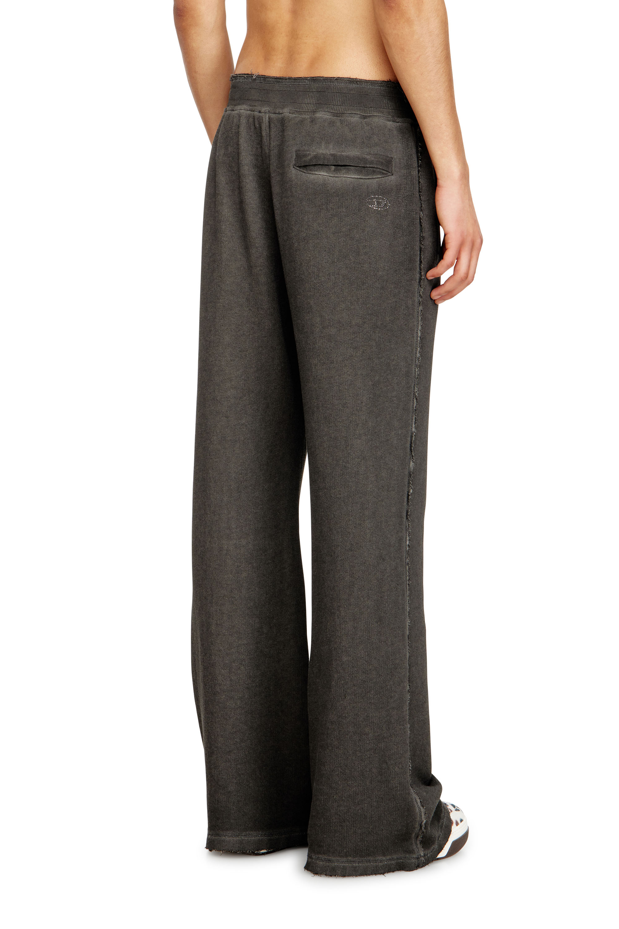 Diesel - P-QUINN, Pantaloni tuta con borchie e stampa grafica Uomo in Grigio - 3