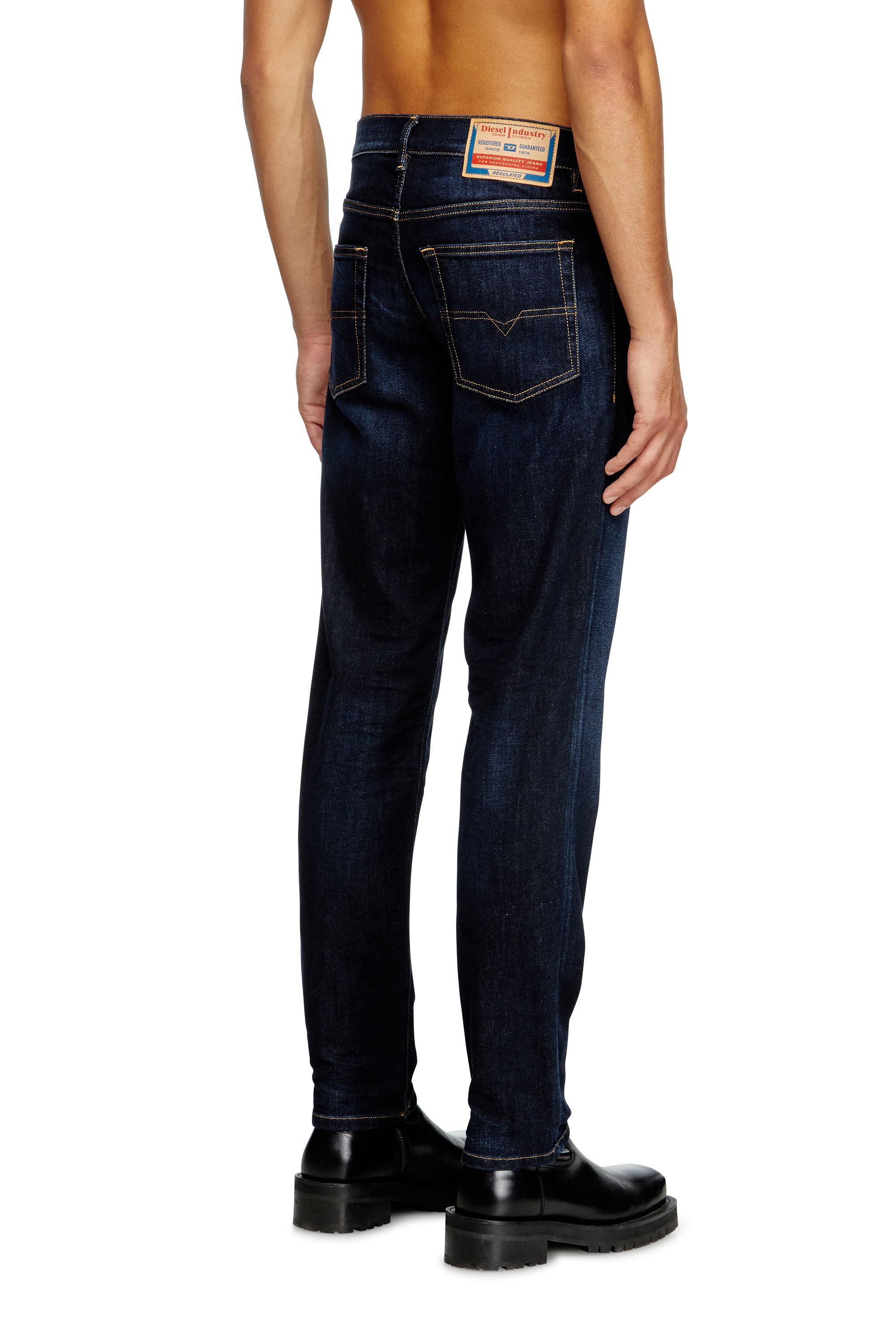 Diesel - Regular Jeans 2023 D-Finitive 009ZS Uomo, Blu Scuro - Image 4