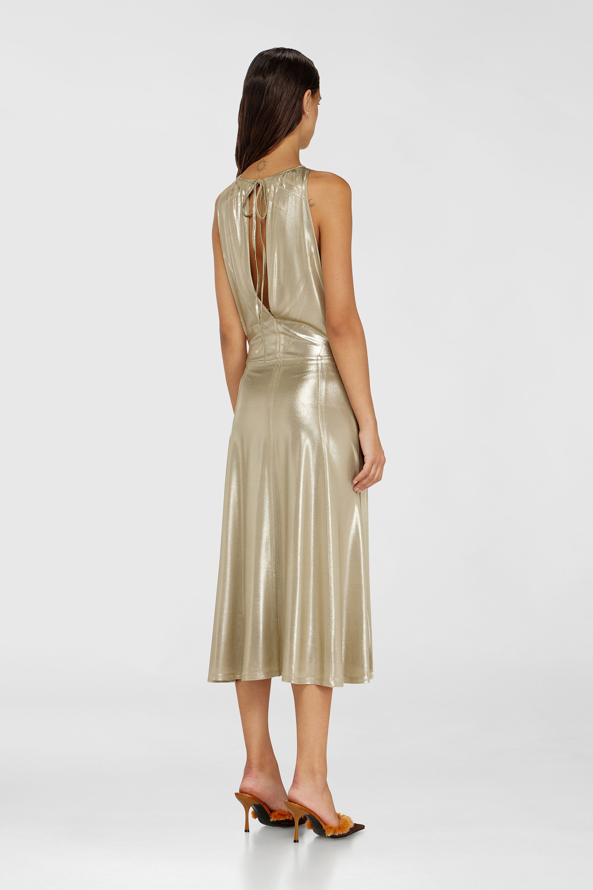 Diesel - D-DYVYNY, Abito midi metallizzato fluido con schiena scoperta Donna in Oro - 4
