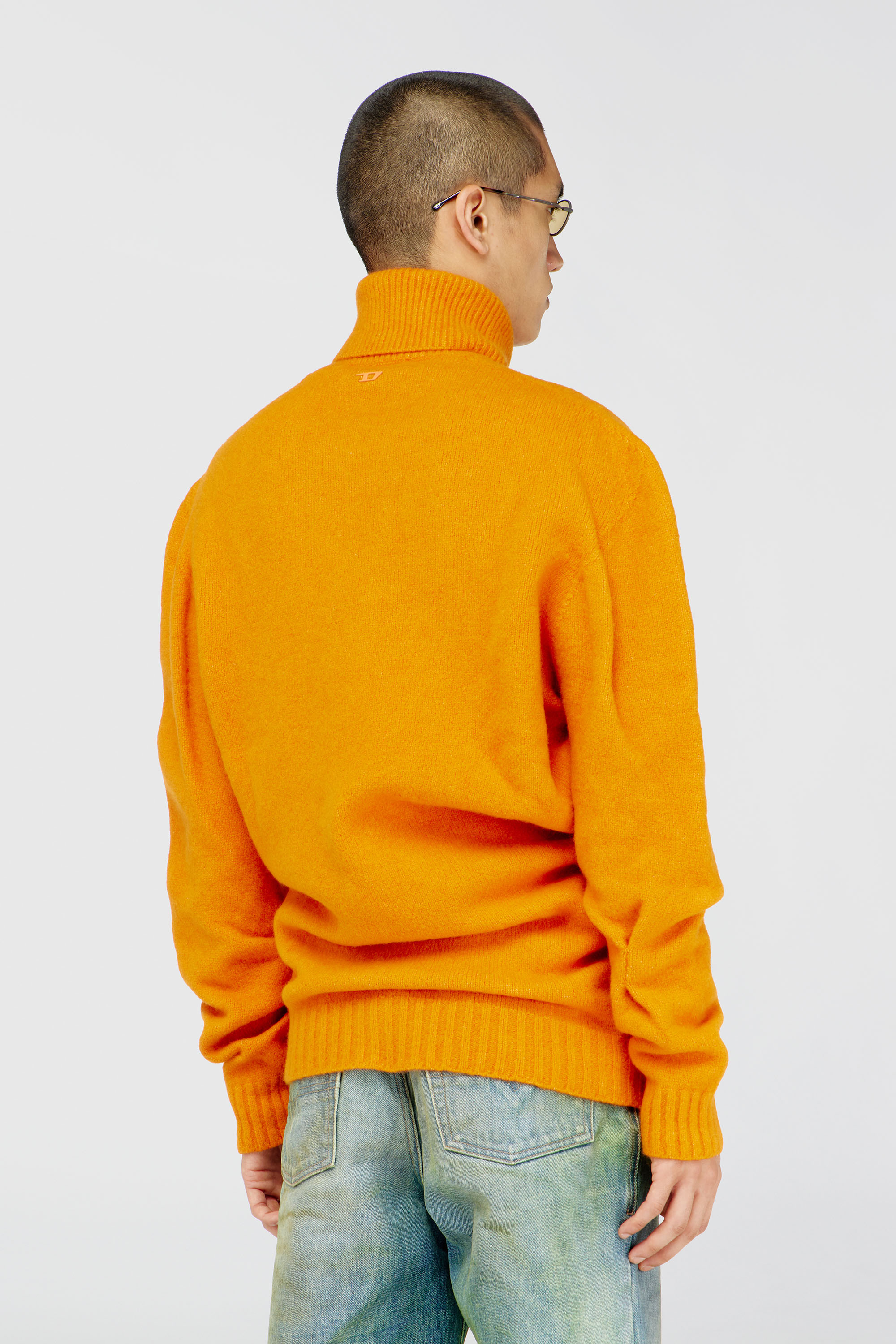 Diesel - K-ANDREW, Maglione con collo abbottonato in maglia follata dalla texture increspata Uomo in Arancione - 4