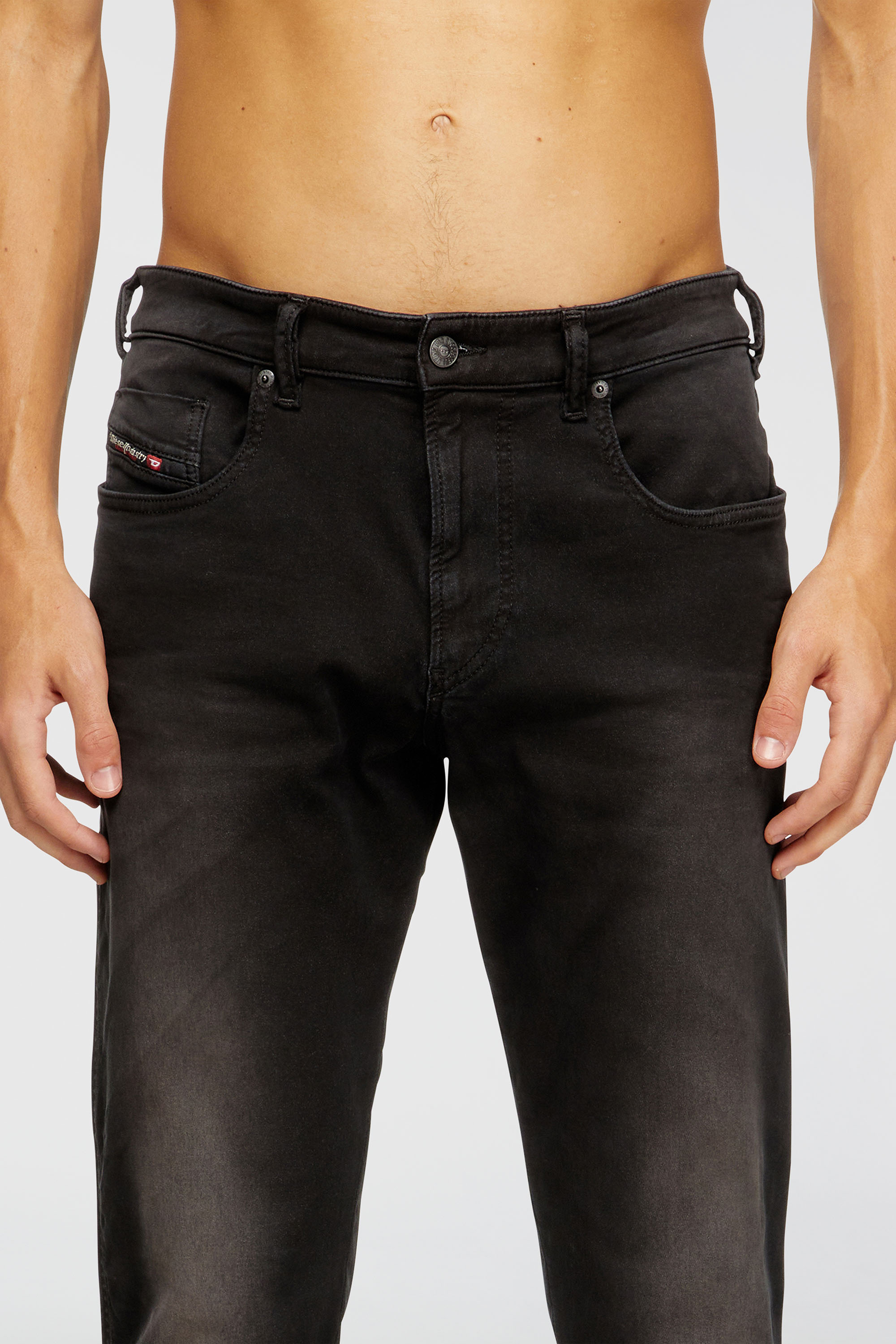 Diesel - Slim 2062 D-Strukt Joggjeans&reg; 0670M Uomo, Nero/Grigio scuro - Image 5