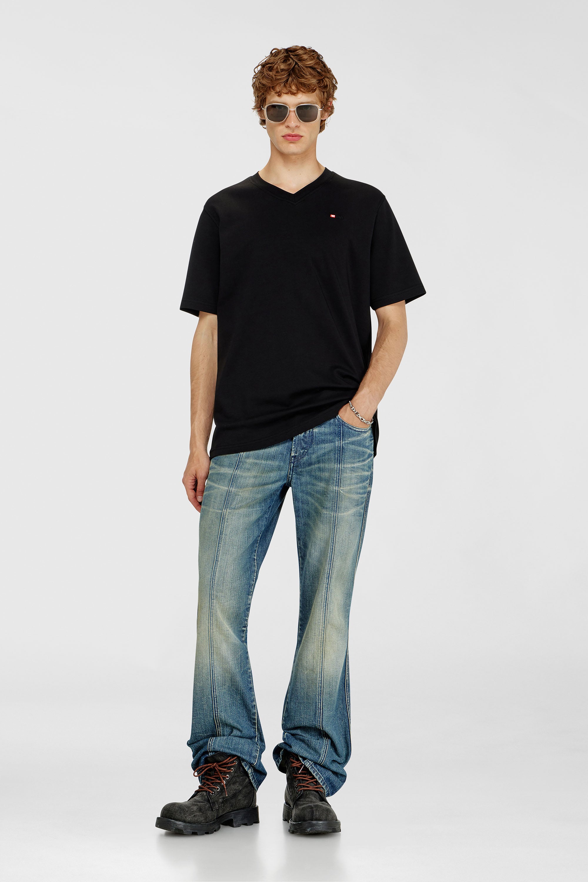 Diesel - T-ADJUST-V-MICRODIV, T-shirt con scollo a V con micro ricamo logo Uomo in Nero - 2