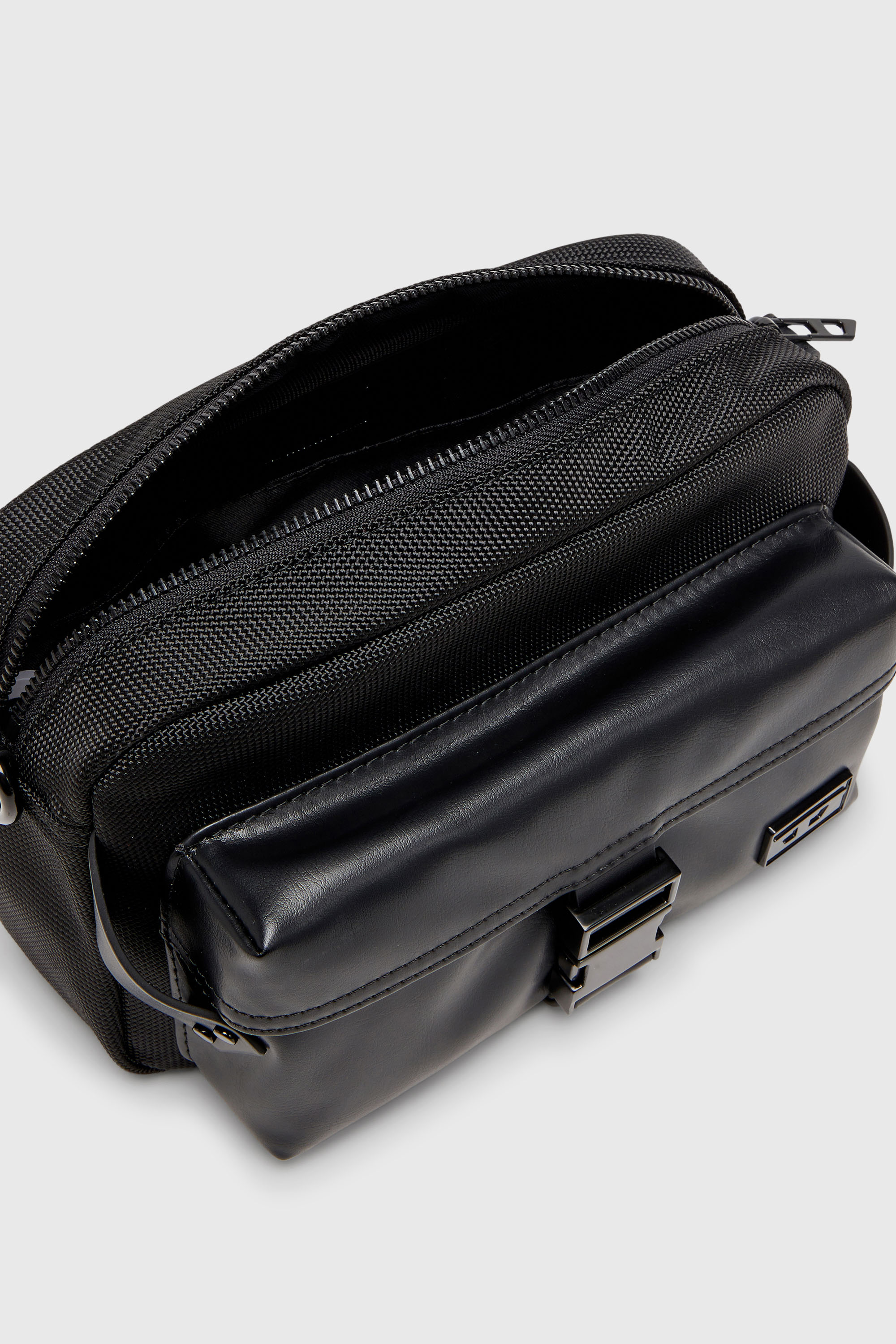 Diesel - MULTI-PKTS CAMERA BAG X, Multi-Pkts - Borsa a tracolla in nylon con tasca a patta Unisex in Nero - 3