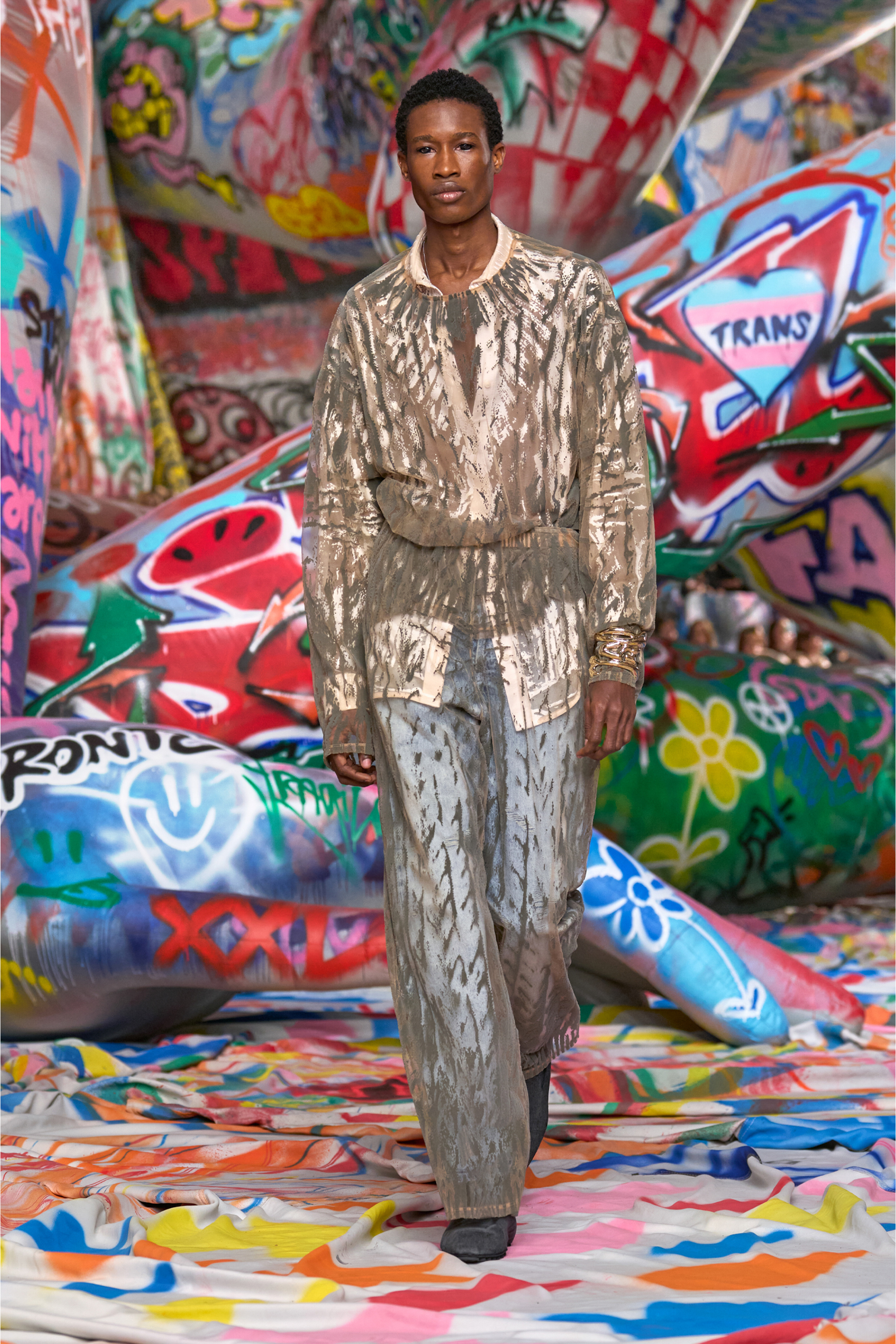 Diesel - P-EGASO, Pantaloni in tulle con stampa intrecciata floccata Uomo in Grigio - 3