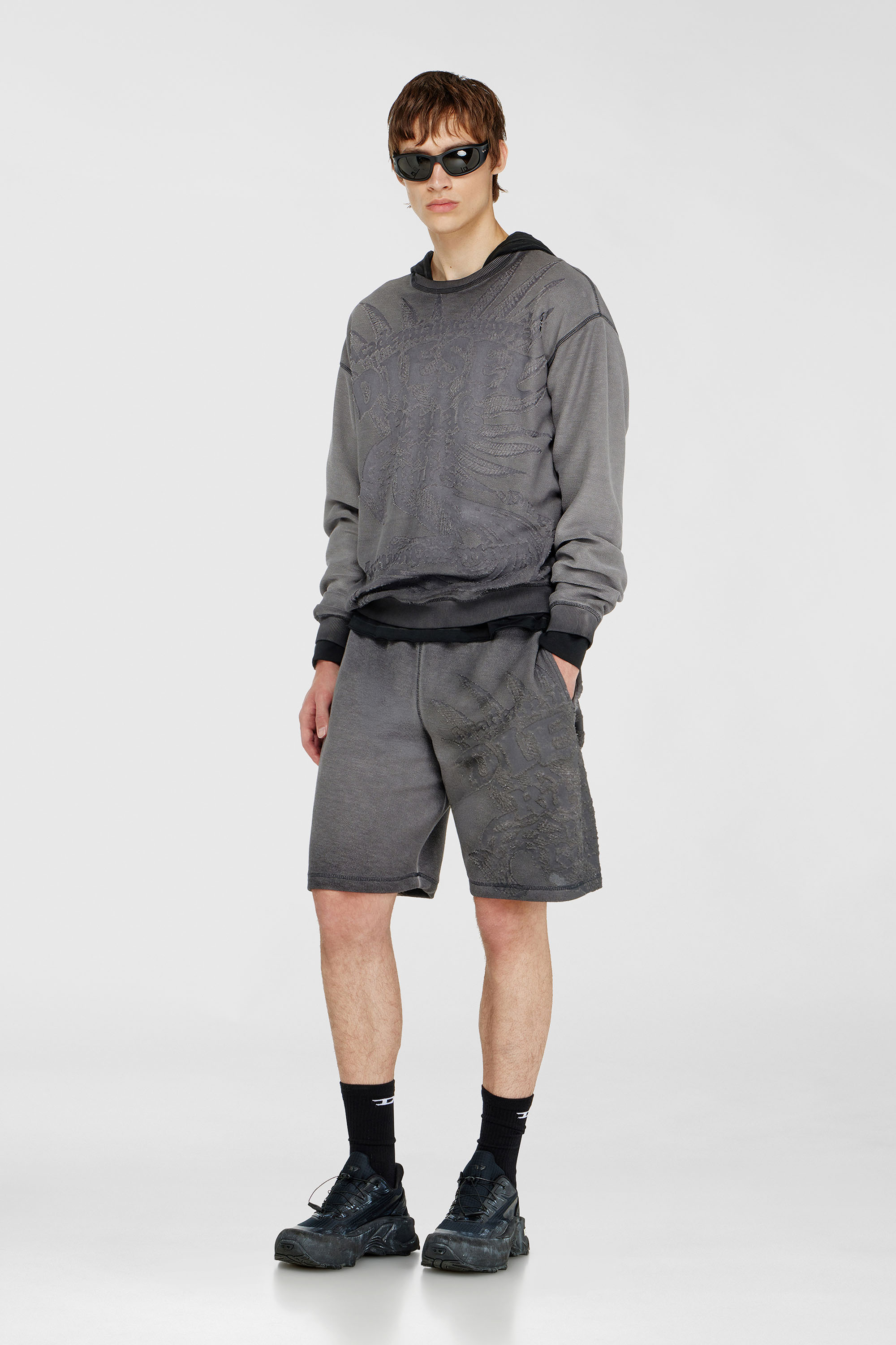 Diesel - P-RAWCROW, Pantaloni corti da tuta con motivi d&eacute;vor&eacute; Uomo in Grigio - 1