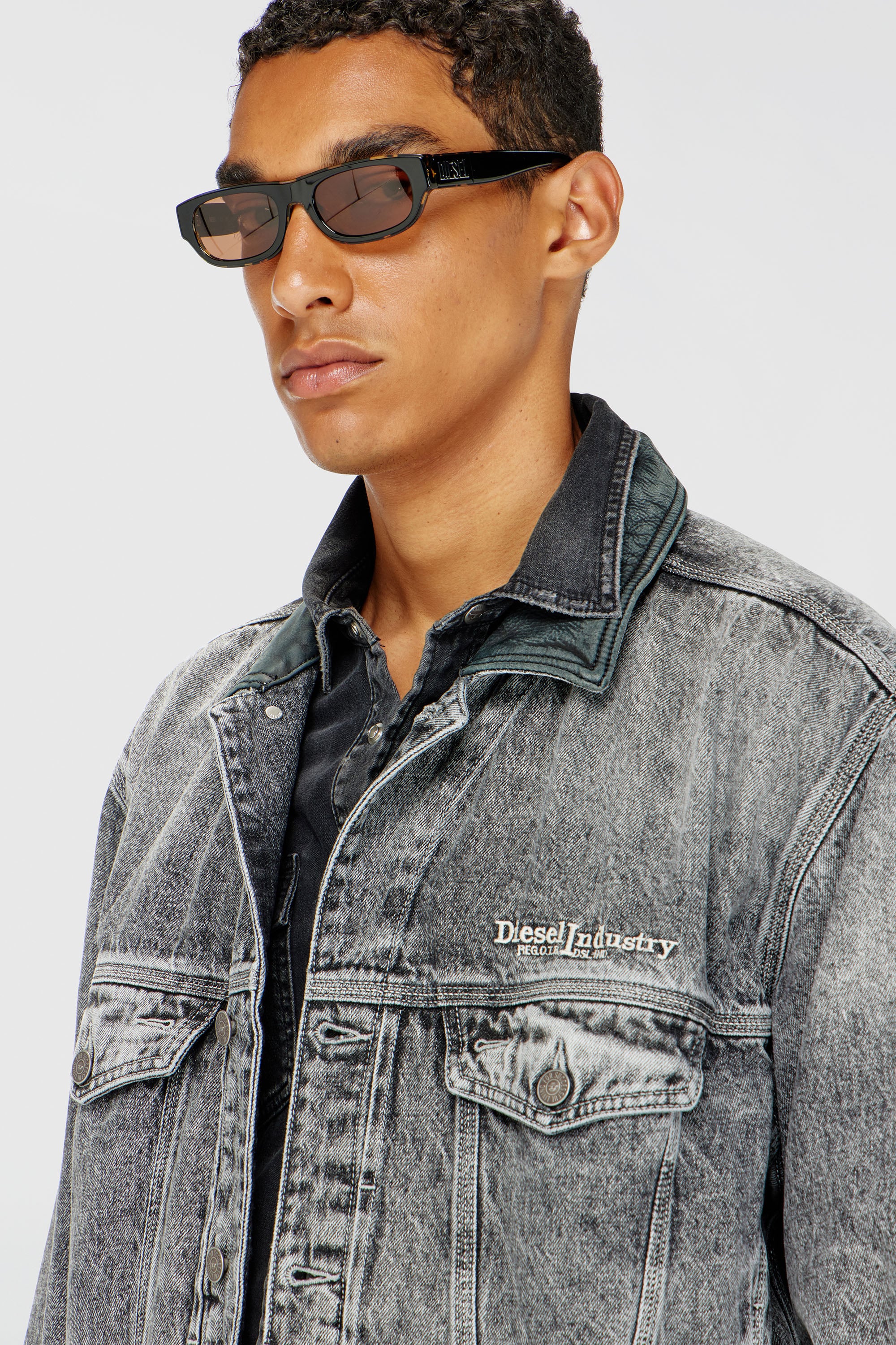 Diesel - D-DENVER-S, Giacca trucker in denim con rifiniture in pelle tono su tono Unisex in Grigio - 5