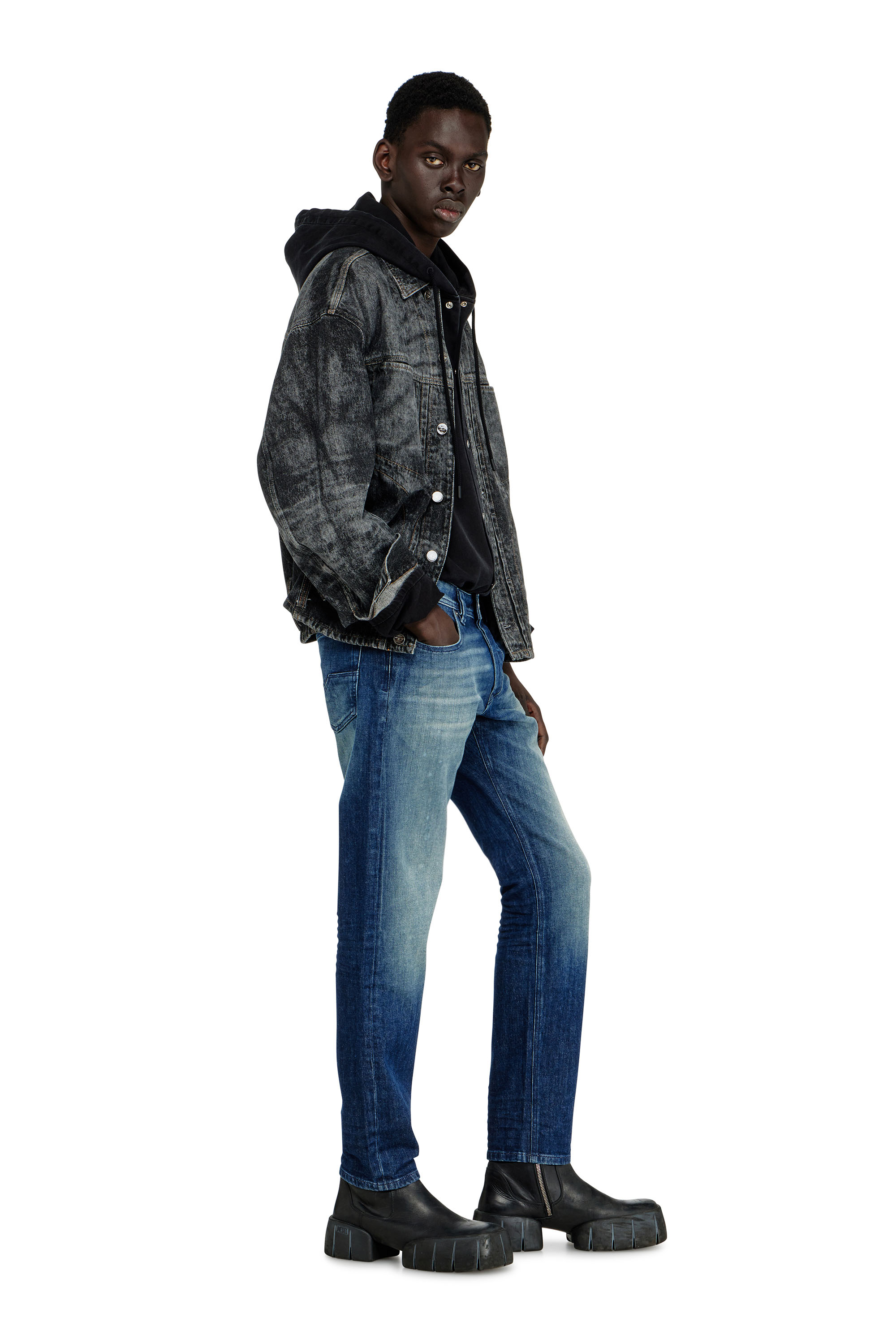 Diesel - Regular Jeans 1986 Larkee-Beex 0KBBR Uomo, Blu Scuro - Image 4
