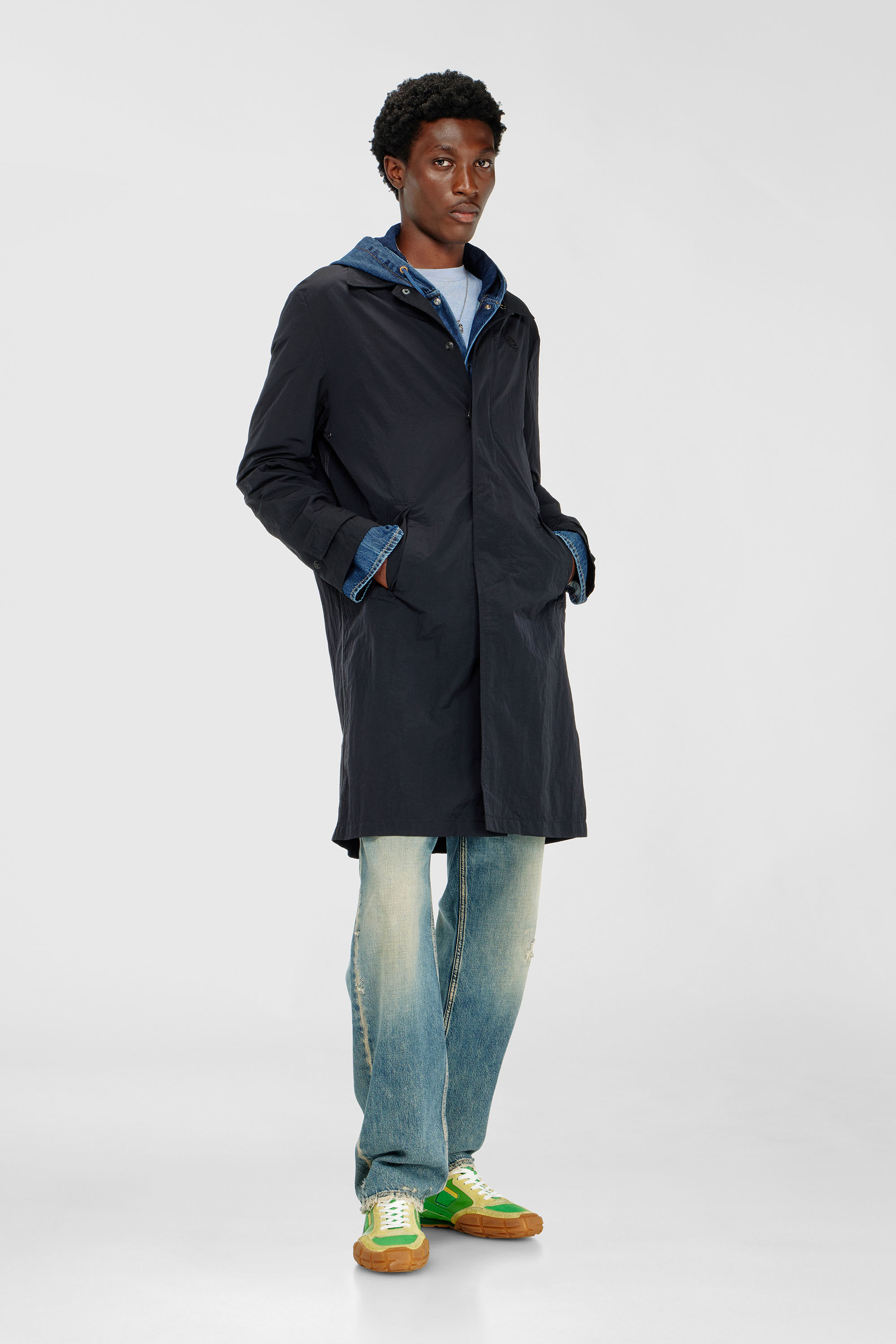 Diesel - J-BURHAT, Cappotto in nylon con finitura crinkle lucida Uomo in Nero - 2