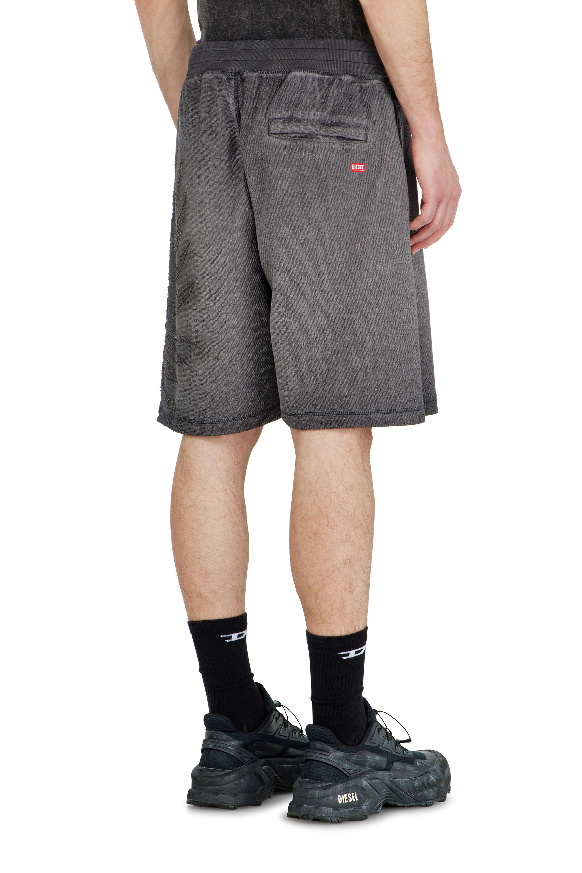 Diesel - P-RAWCROW, Pantaloni corti da tuta con motivi d&eacute;vor&eacute; Uomo in ToBeDefined - 3