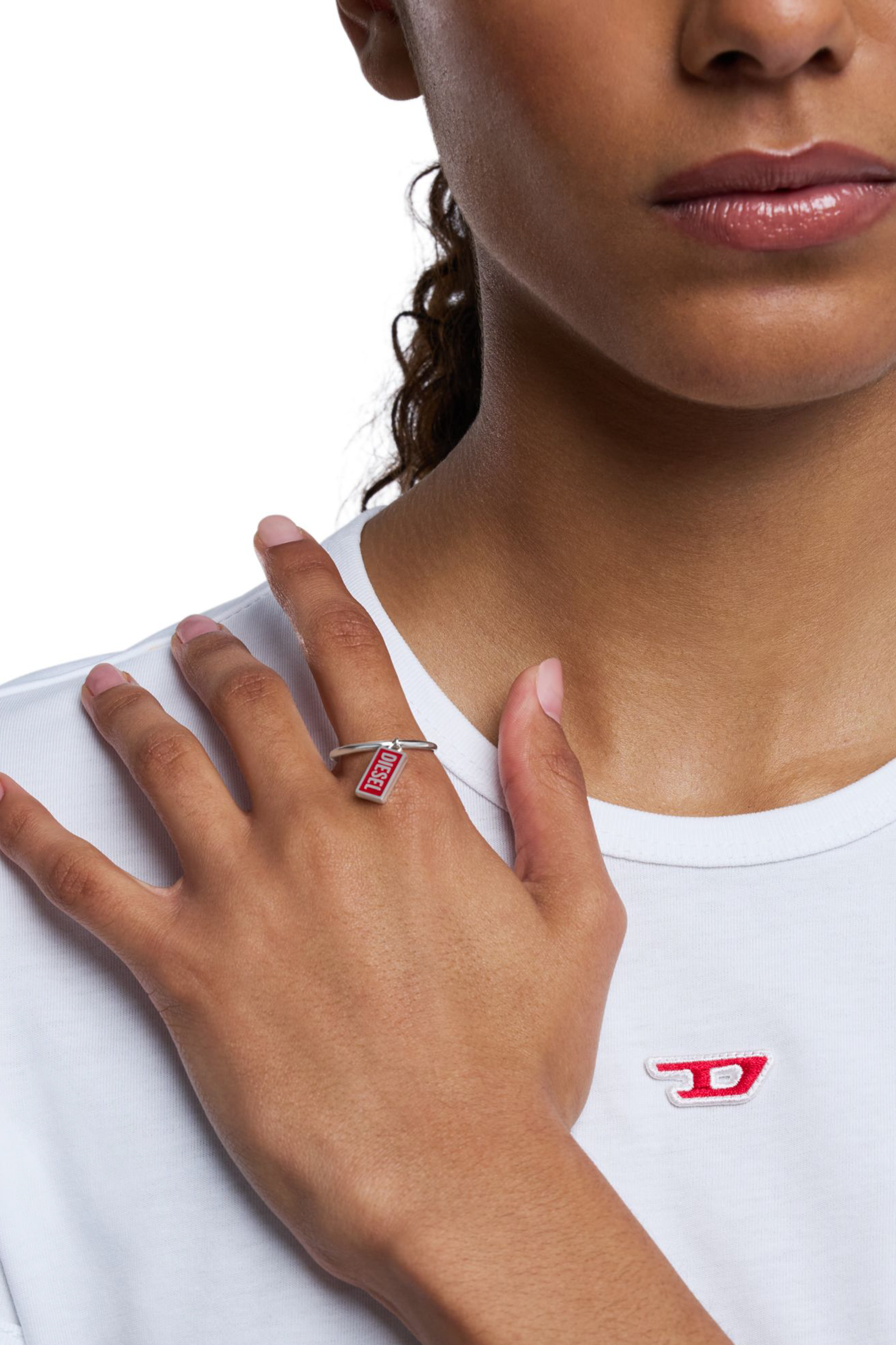 Diesel - DX1618931 JEWELLERY, Anello con charm con logo in acciaio Unisex in Rosso - 4