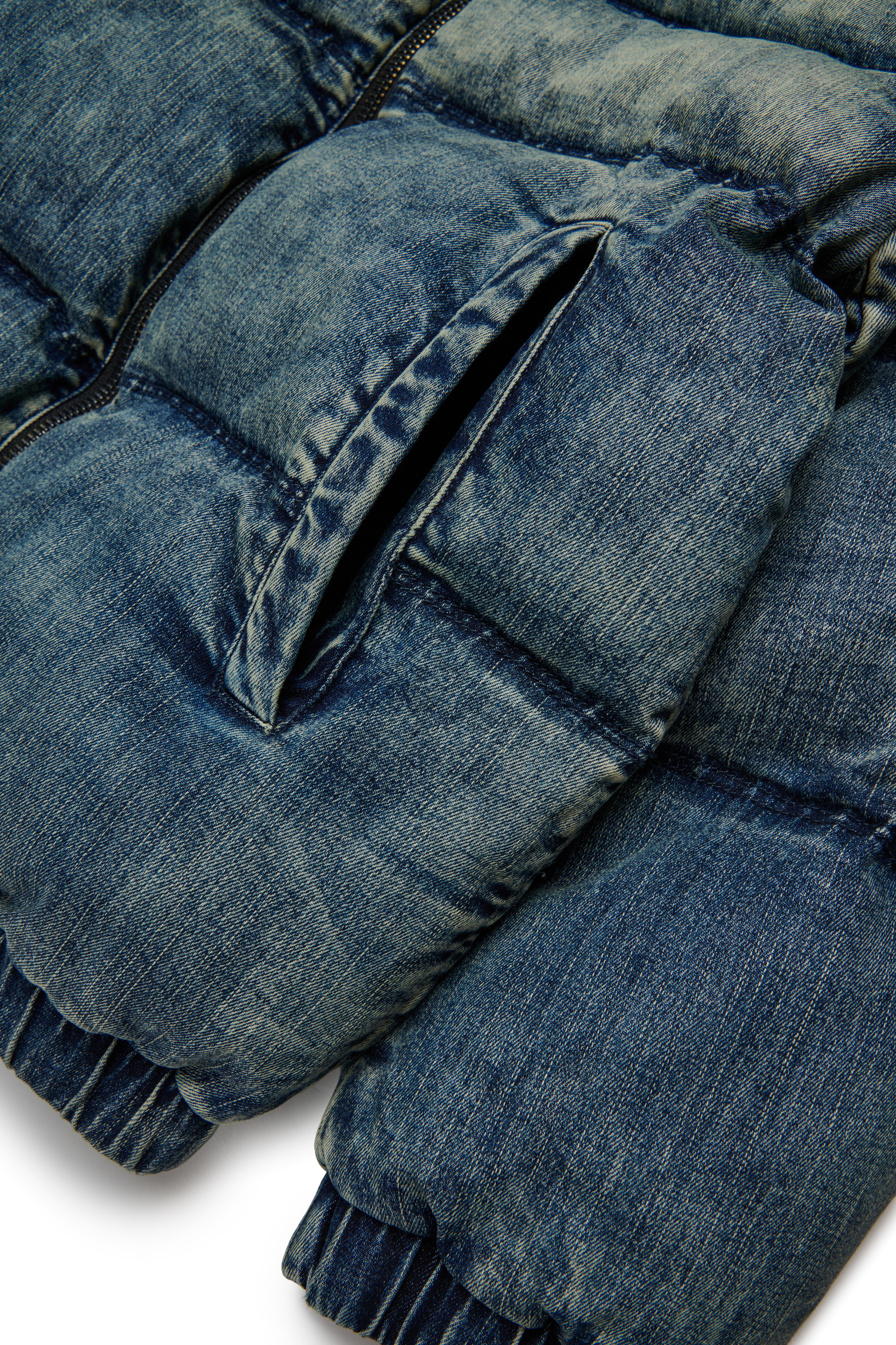 Diesel - JWMONS, Giacca puffy in denim con logo Unisex in Blu - 4