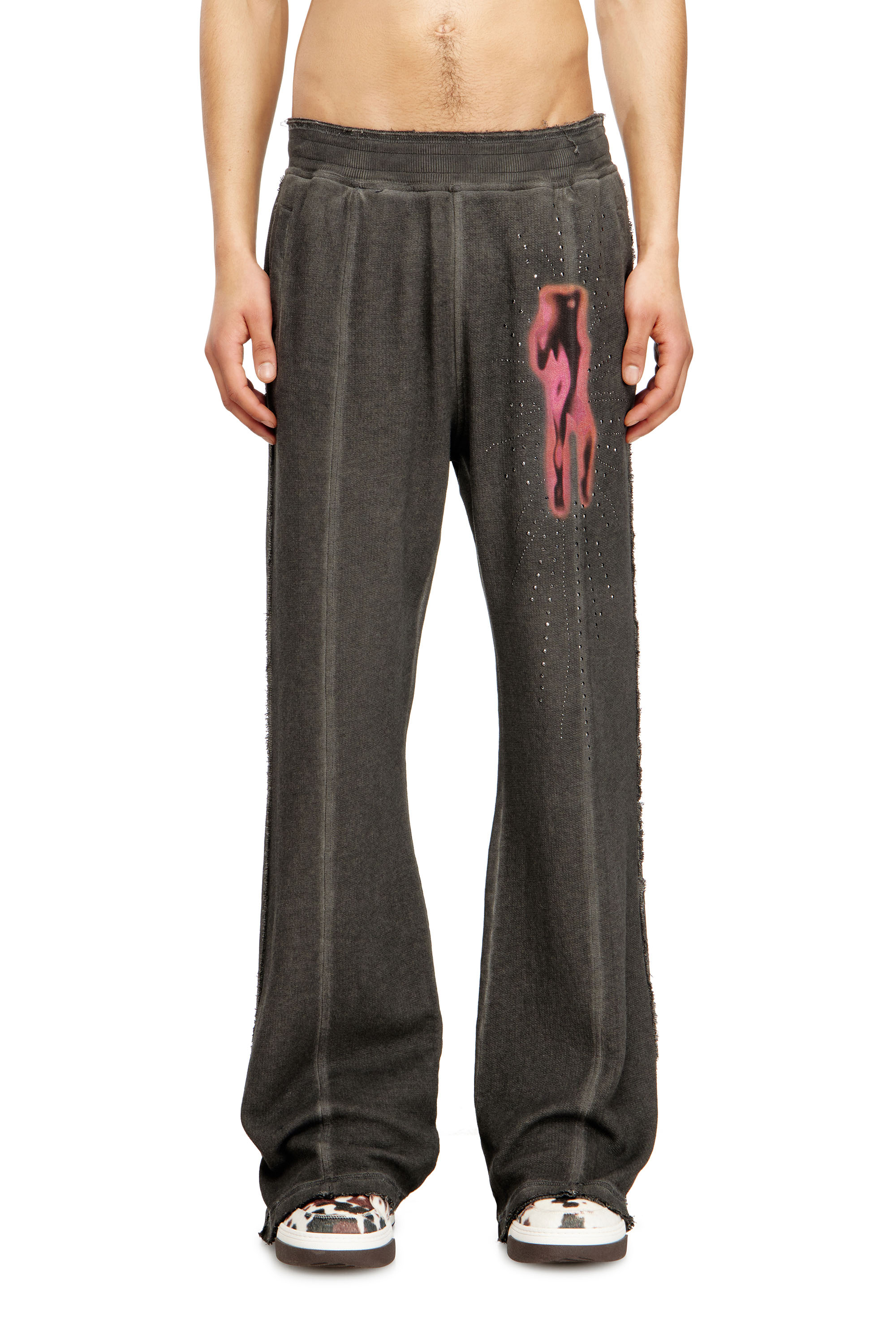 Diesel - P-QUINN, Pantaloni tuta con borchie e stampa grafica Uomo in Grigio - 1