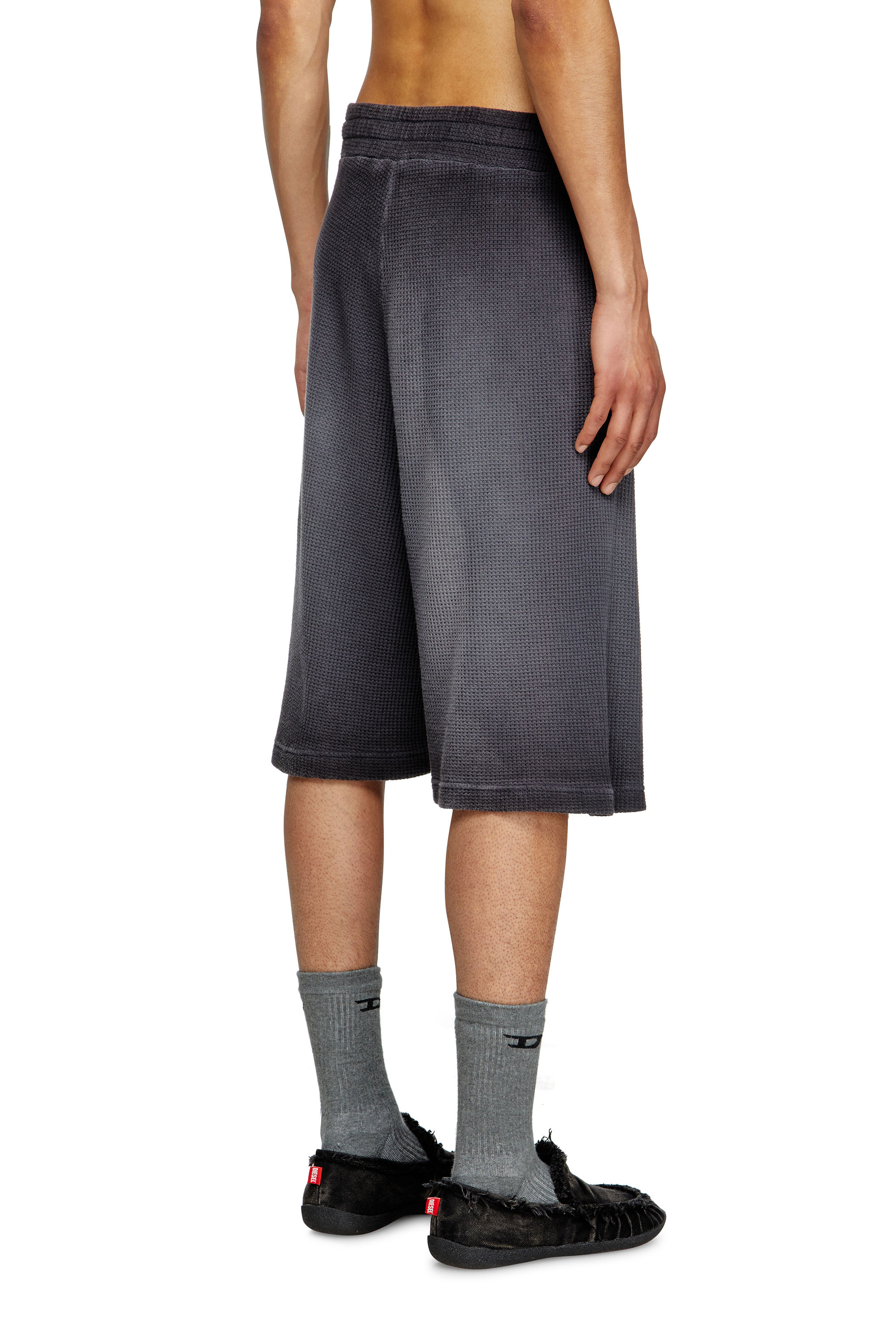 Diesel - P-WARKY-SHORT, Short con stampa medievale Uomo in Nero - 3