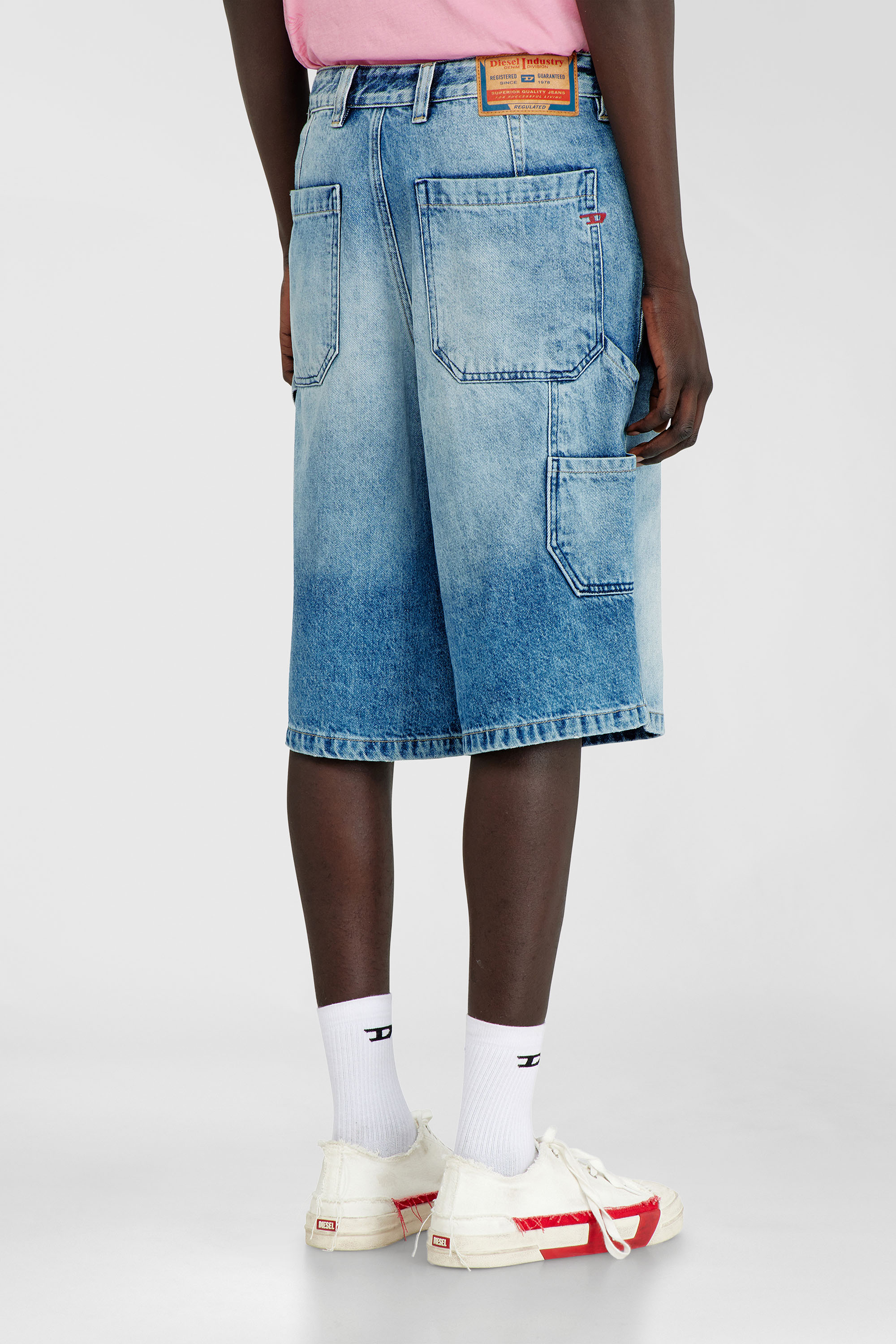 Diesel - D-LIVERY-W-SHORT, Shorts relaxed in denim fluido con rotture Uomo in Blu - 4