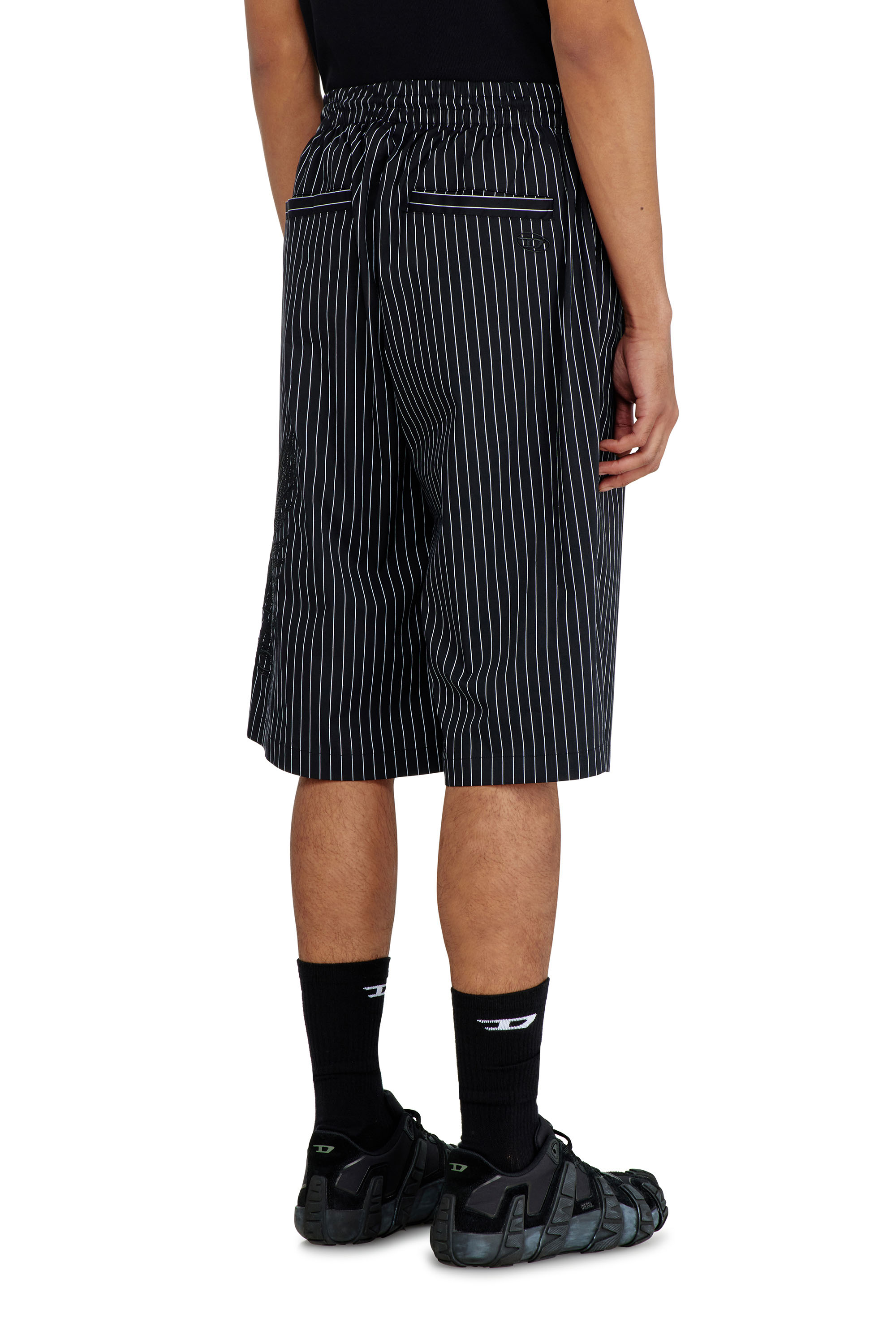 Diesel - P-THEO-SHORT-NJCA, Pantaloni corti a righe con ricamo Phoenix Uomo in Nero - 3