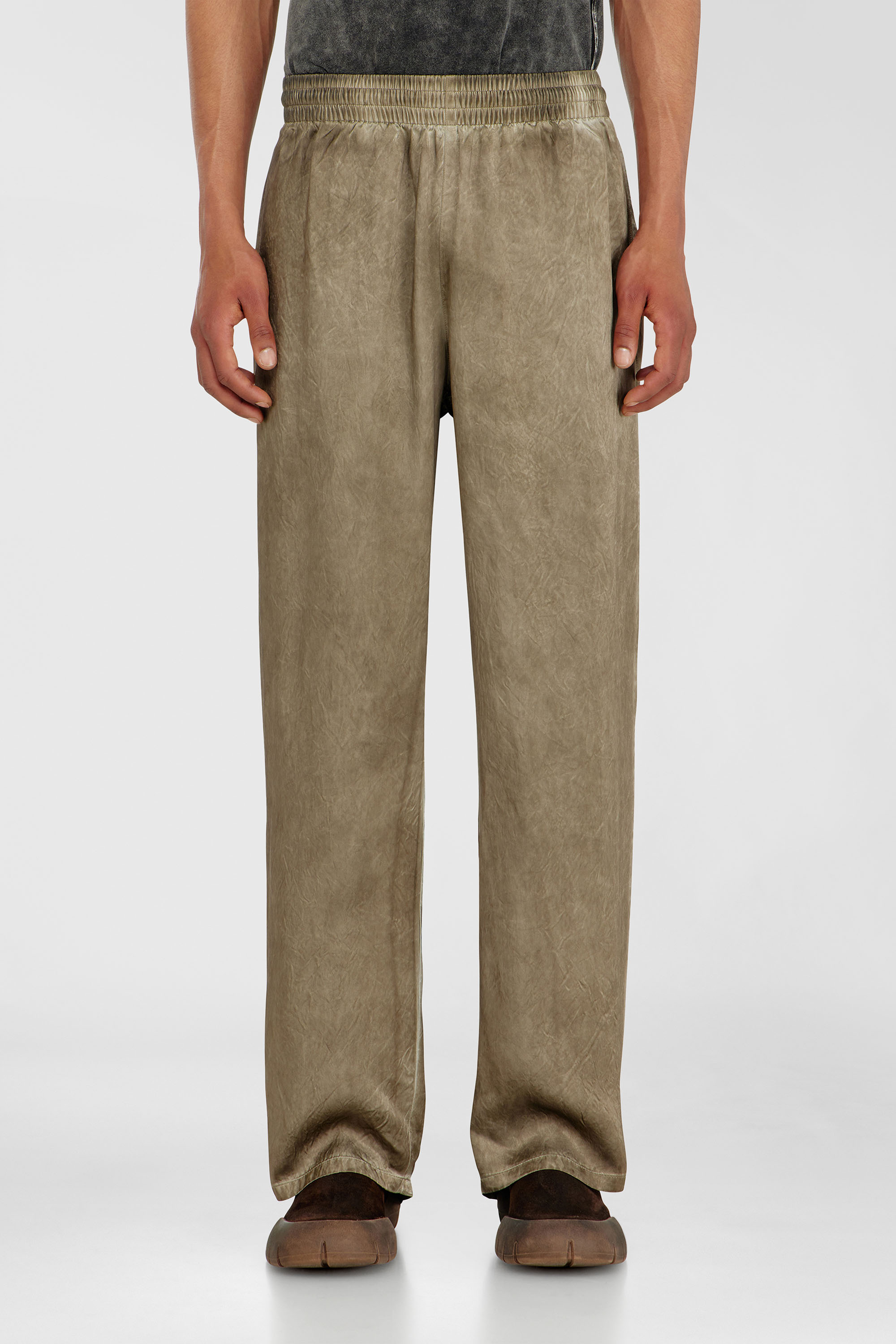 Diesel - P-THECK-AGCT, Pantaloni in raso stropicciato Uomo in Marrone - 1