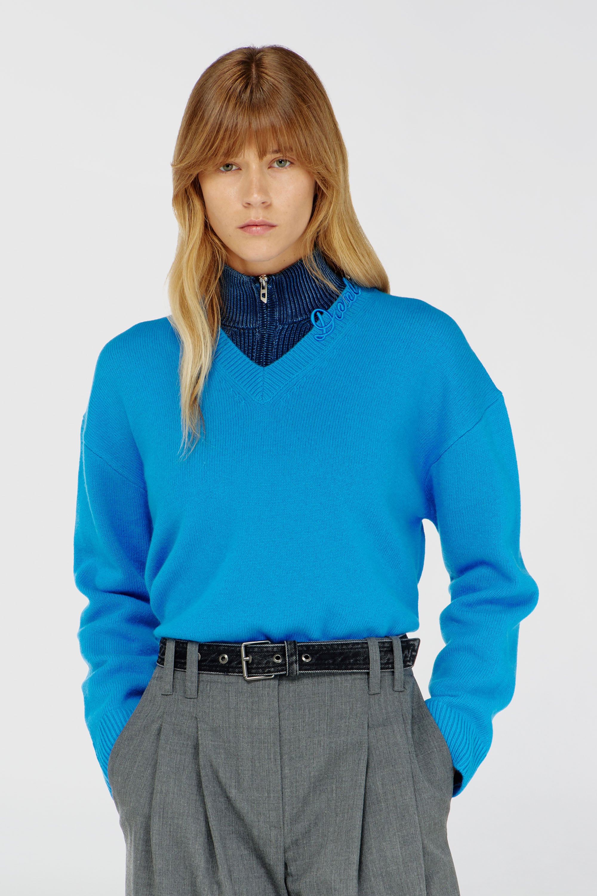 Diesel - M-IMOSA, Maglione in lana con scollo a V e logo sul collo Donna in Blu - 1
