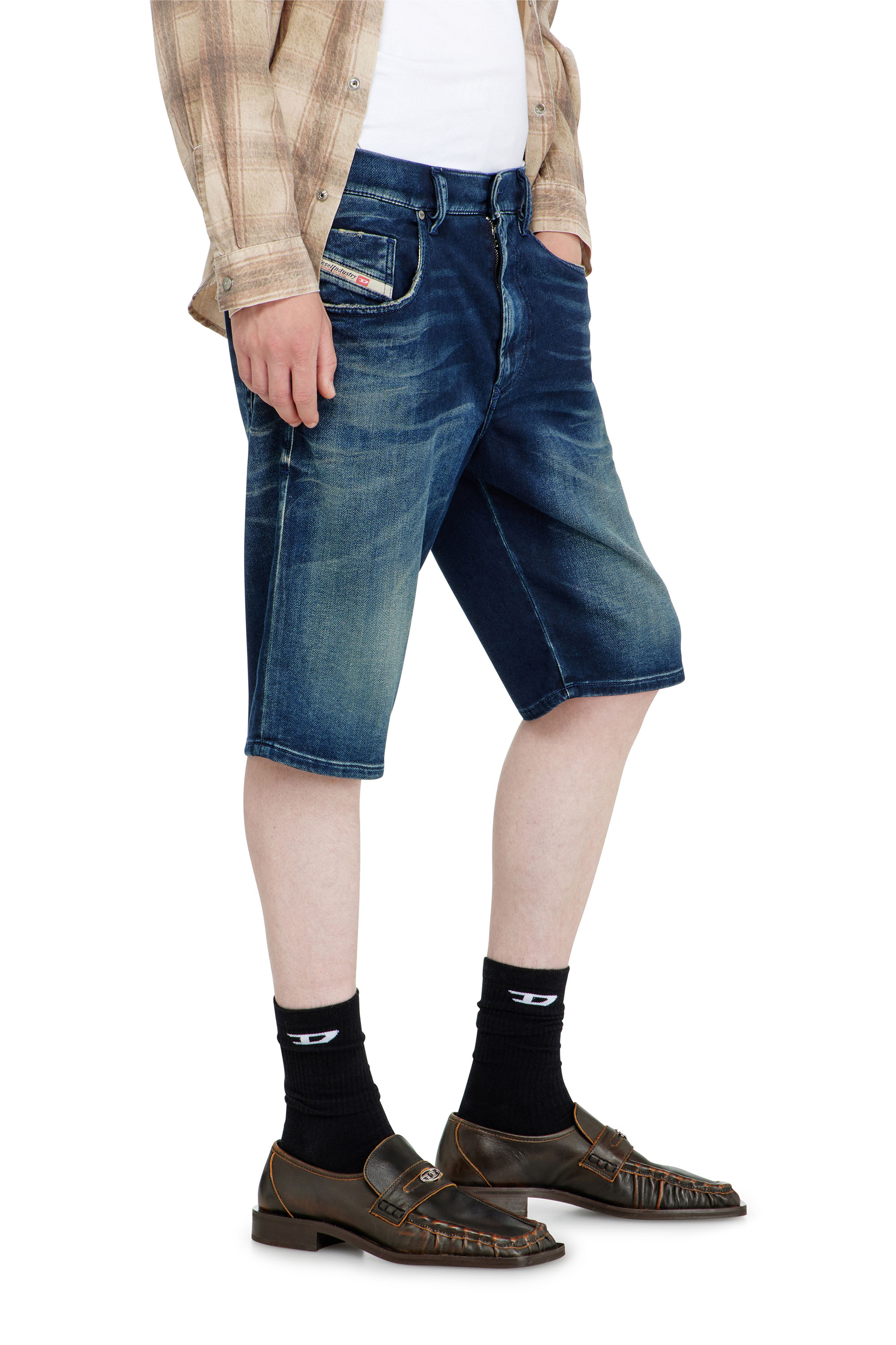 Diesel - 2033 D-KROOLEY-SHORT-BW JOGG, Chino shorts in JoggJeans sfumato Uomo in Blu - 4