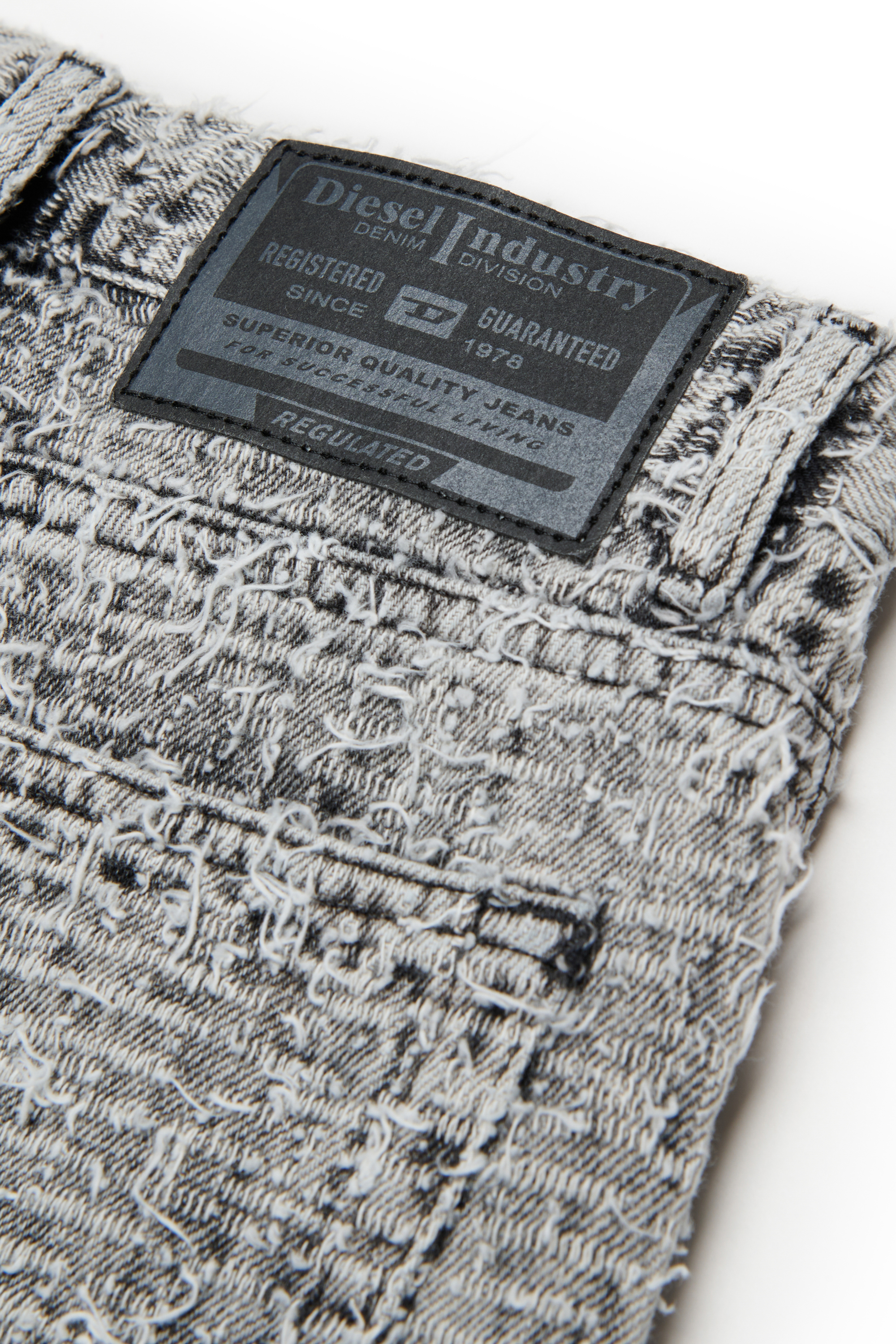 Diesel - D-ARGJX-SHORT-J, Shorts in denim con finitura testurizzata Donna in Grigio - 4