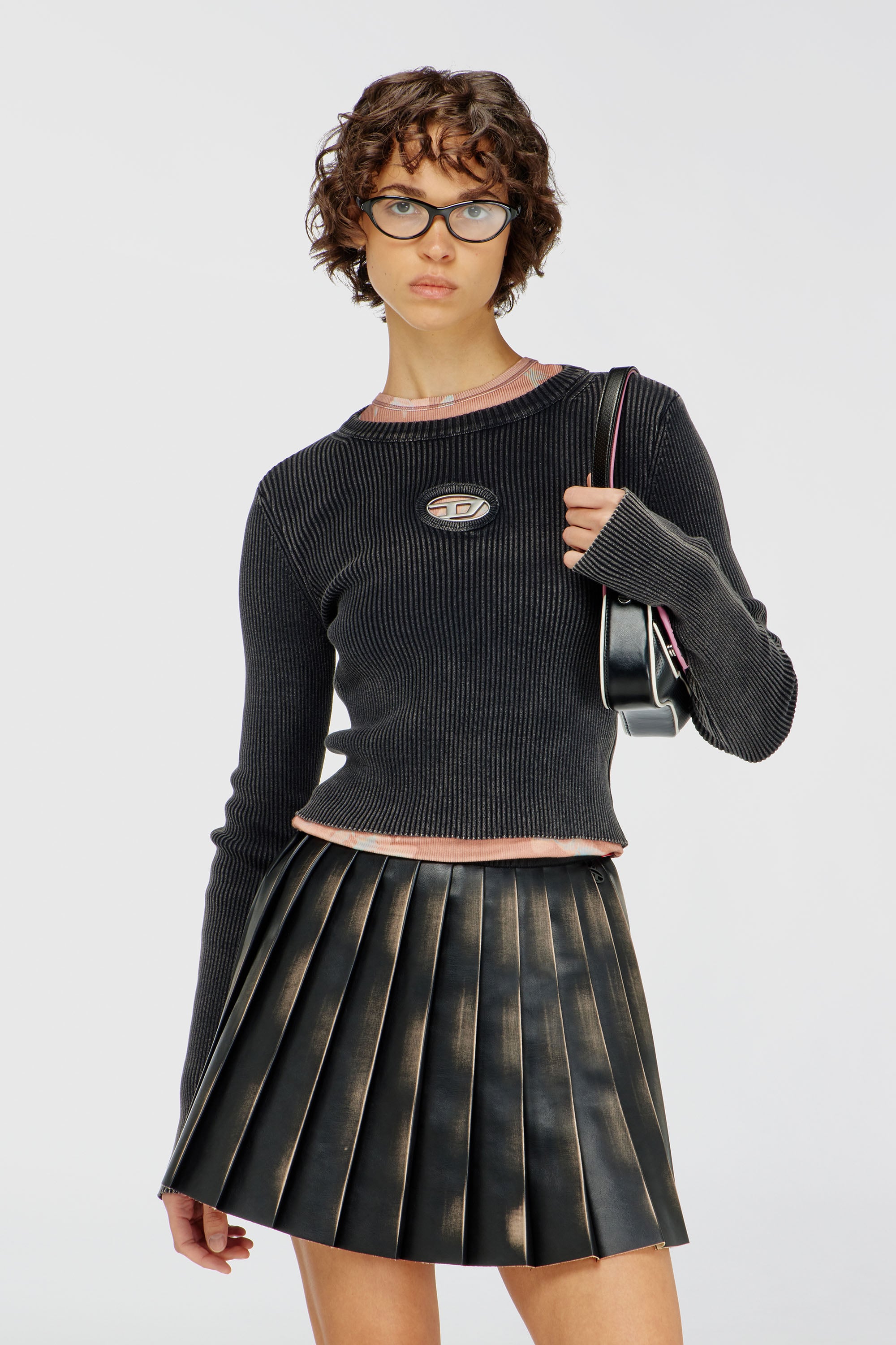 Diesel - M-ANCHOR-A, Maglia cropped con logo cut-out Donna in Nero - 1