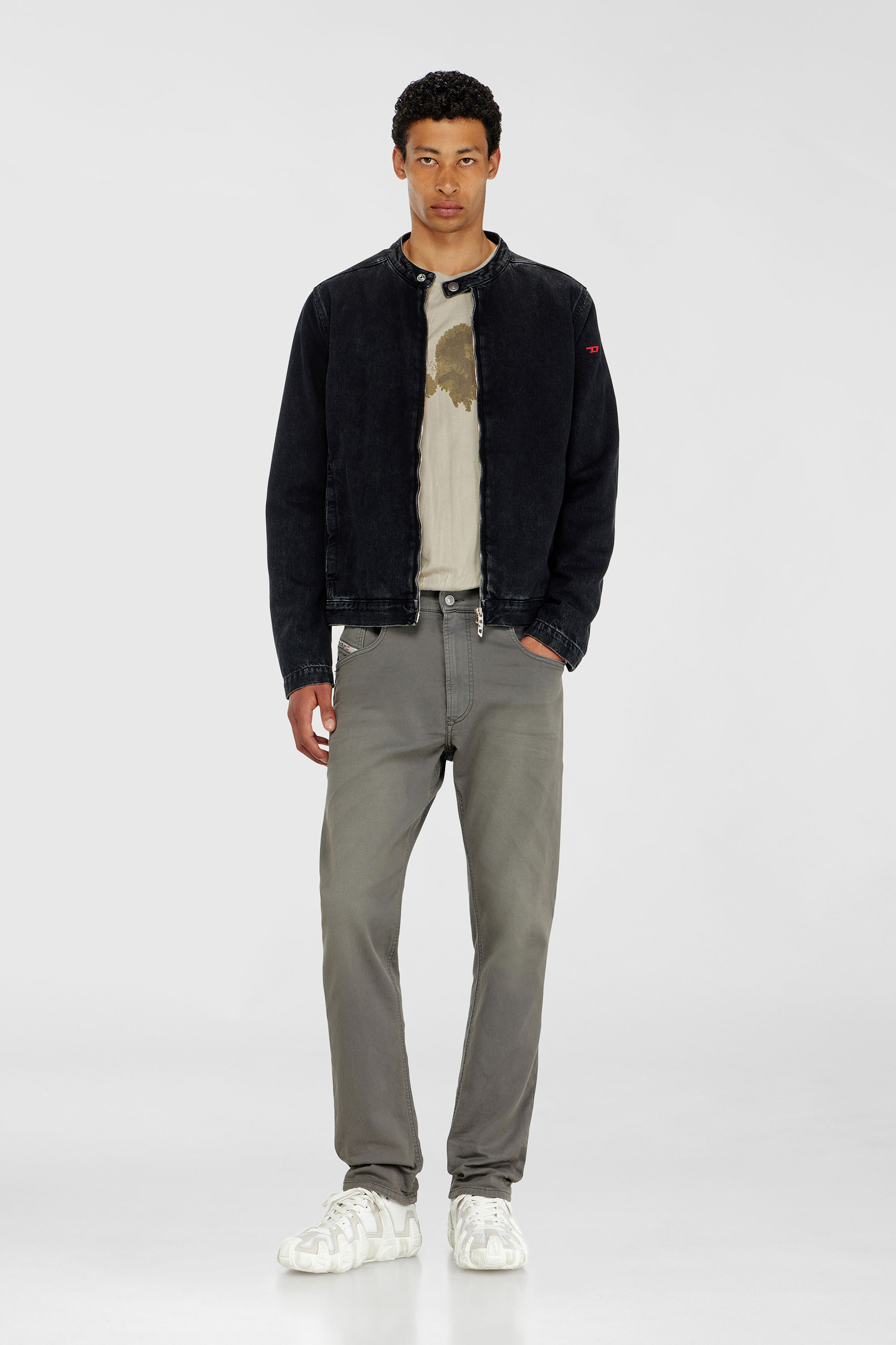 Diesel - Regular 2032 D-Krooley-BW Joggjeans&reg; 0670M Uomo, Grigio - Image 1