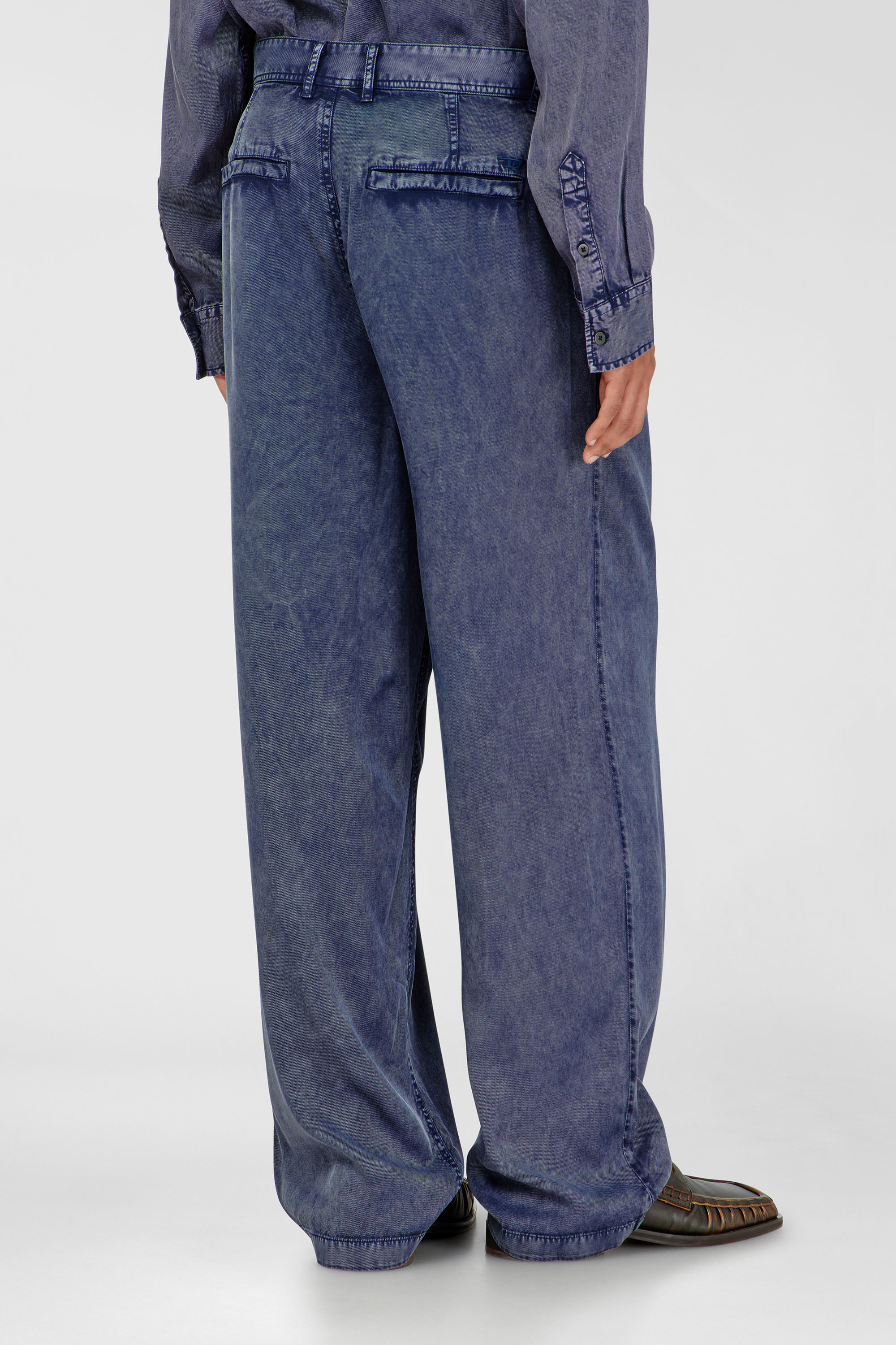 Diesel - P-FAUST-NIBC, Pantaloni wide-leg in viscosa effetto denim Uomo in Blu - 4