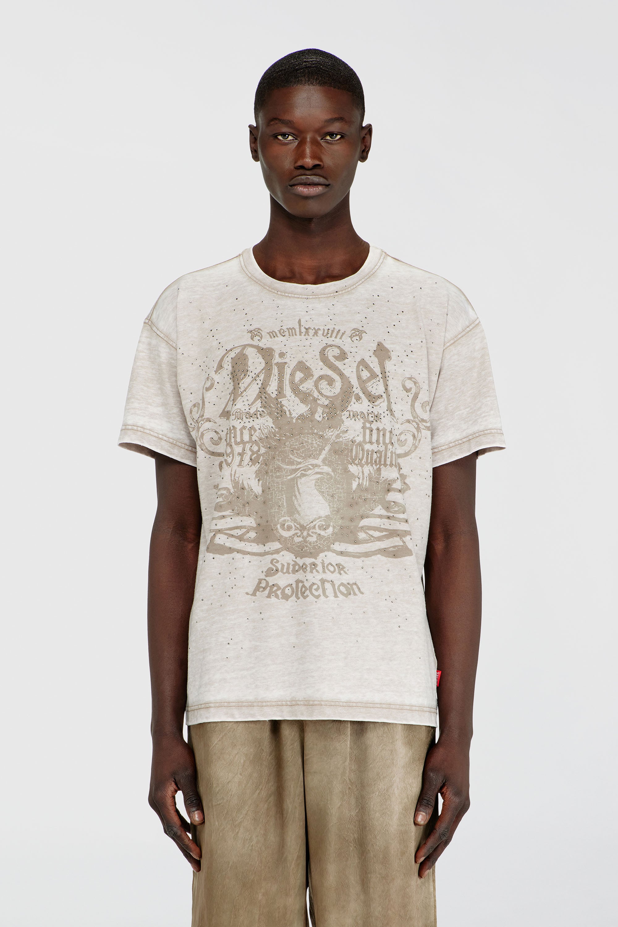 Diesel - T-NORM-AA8, T-shirt in jersey con lavaggio burnout e borchie Uomo in Beige - 1