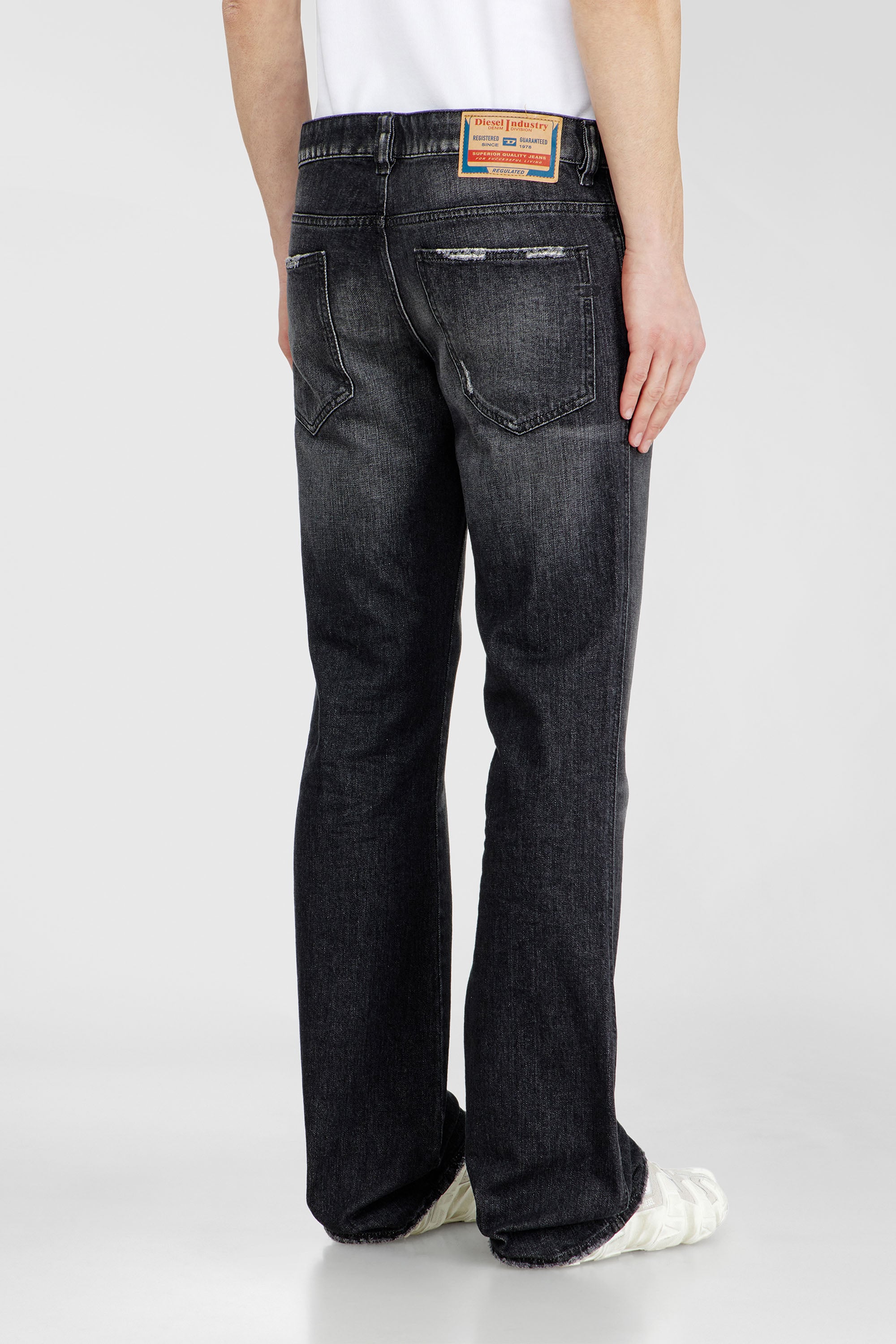 Diesel - Bootcut Jeans 1998 D-Buck 09L50 Uomo, Nero/Grigio scuro - Image 5