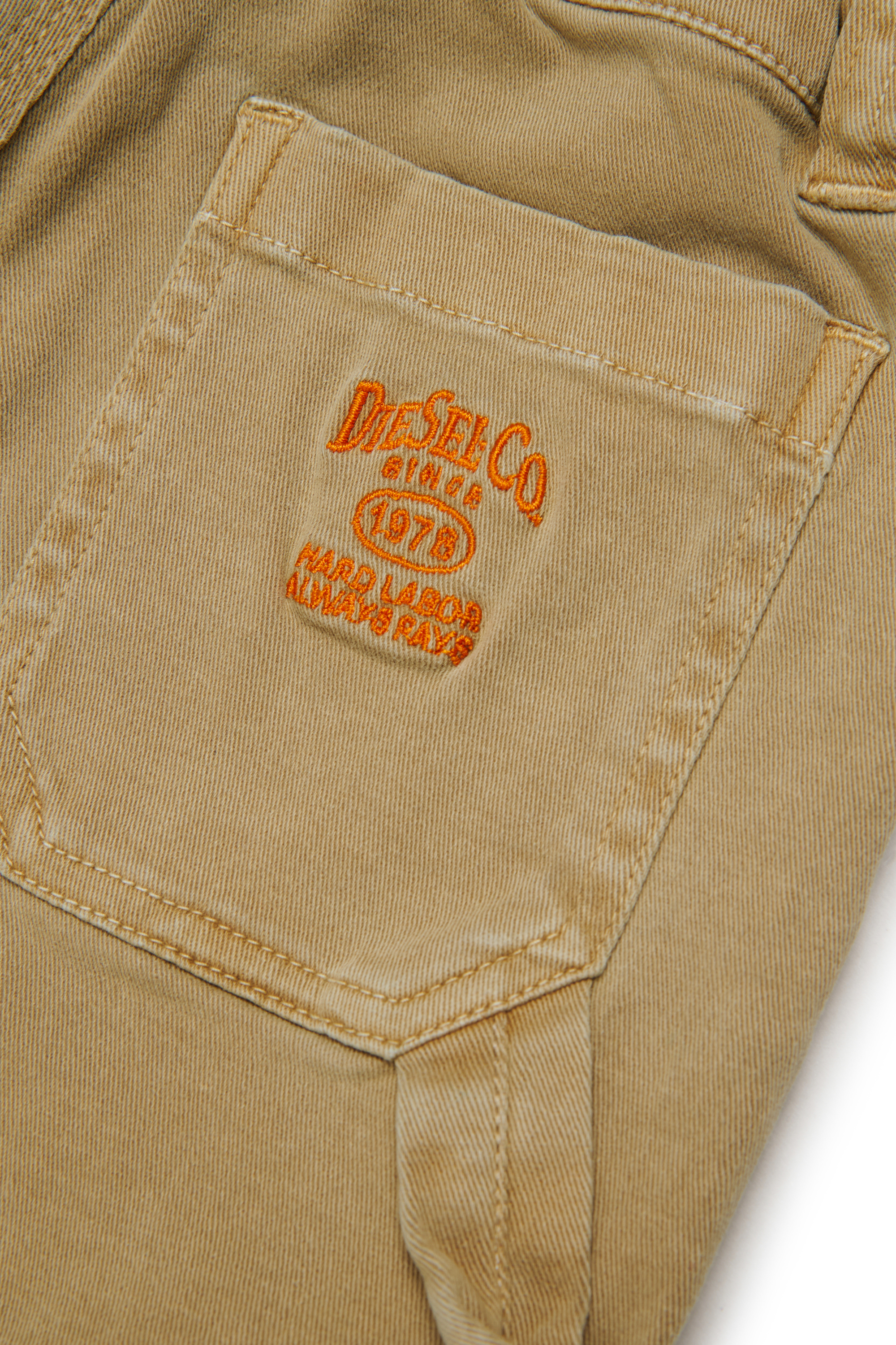 Diesel - PELINIB, Pantaloni stile workwear in cotone stretch Uomo in Marrone - 4