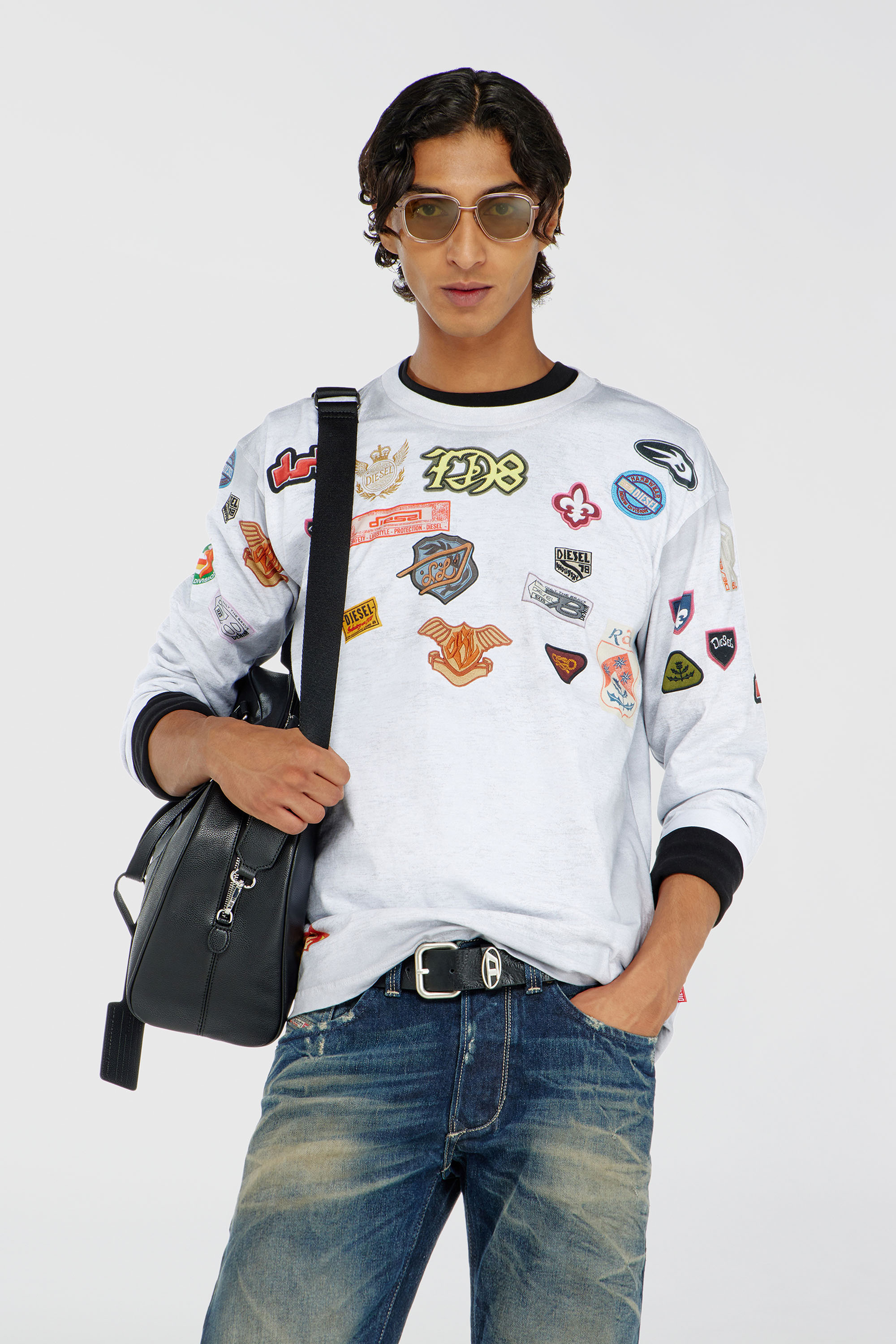 Diesel - T-NORME-LS-PATCHES, T-shirt a manica lunga con stampa patch all-over Uomo in Bianco - 1
