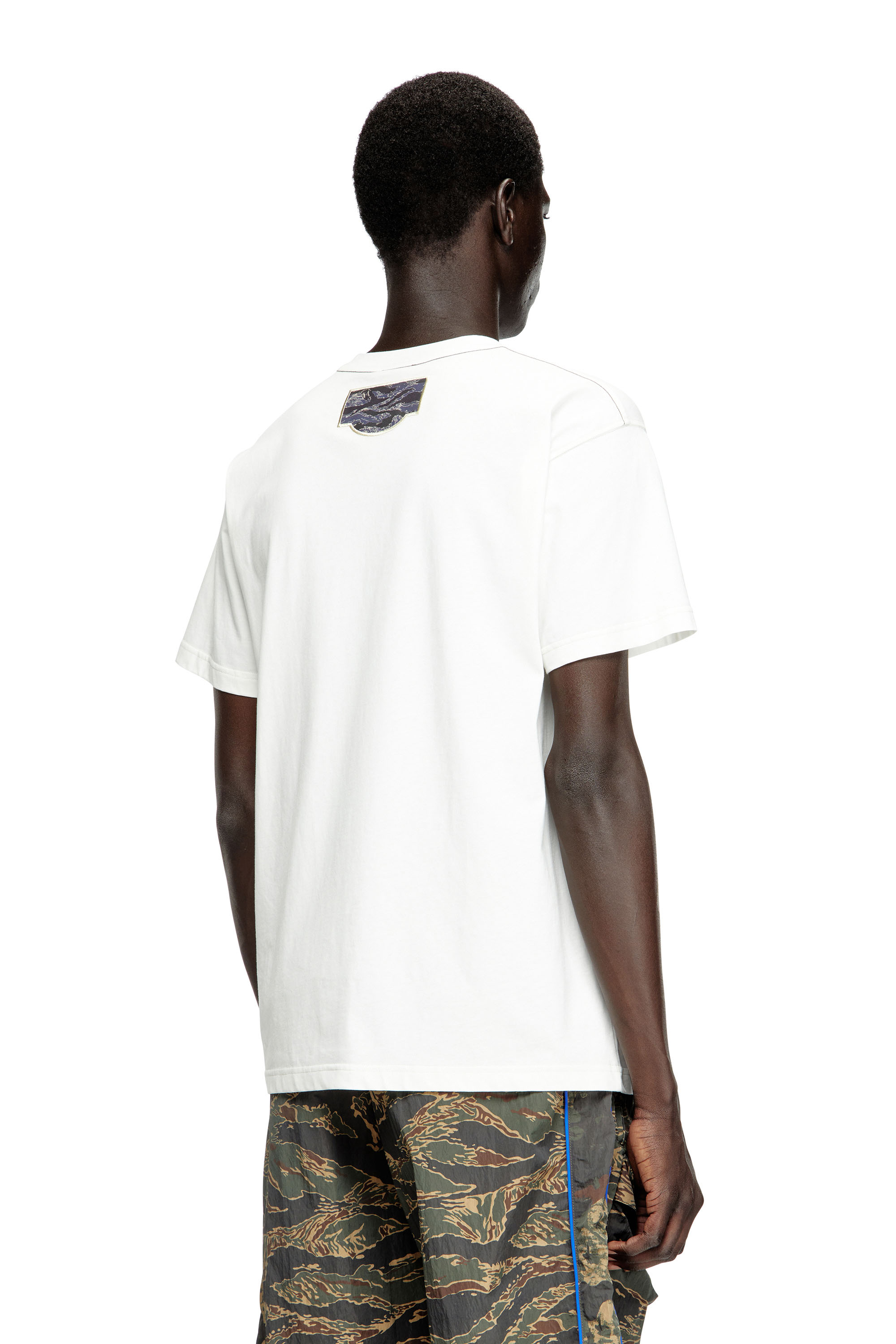 Diesel - T-NORM-T3, T-shirt camouflage con patch logo Uomo in Bianco - 4