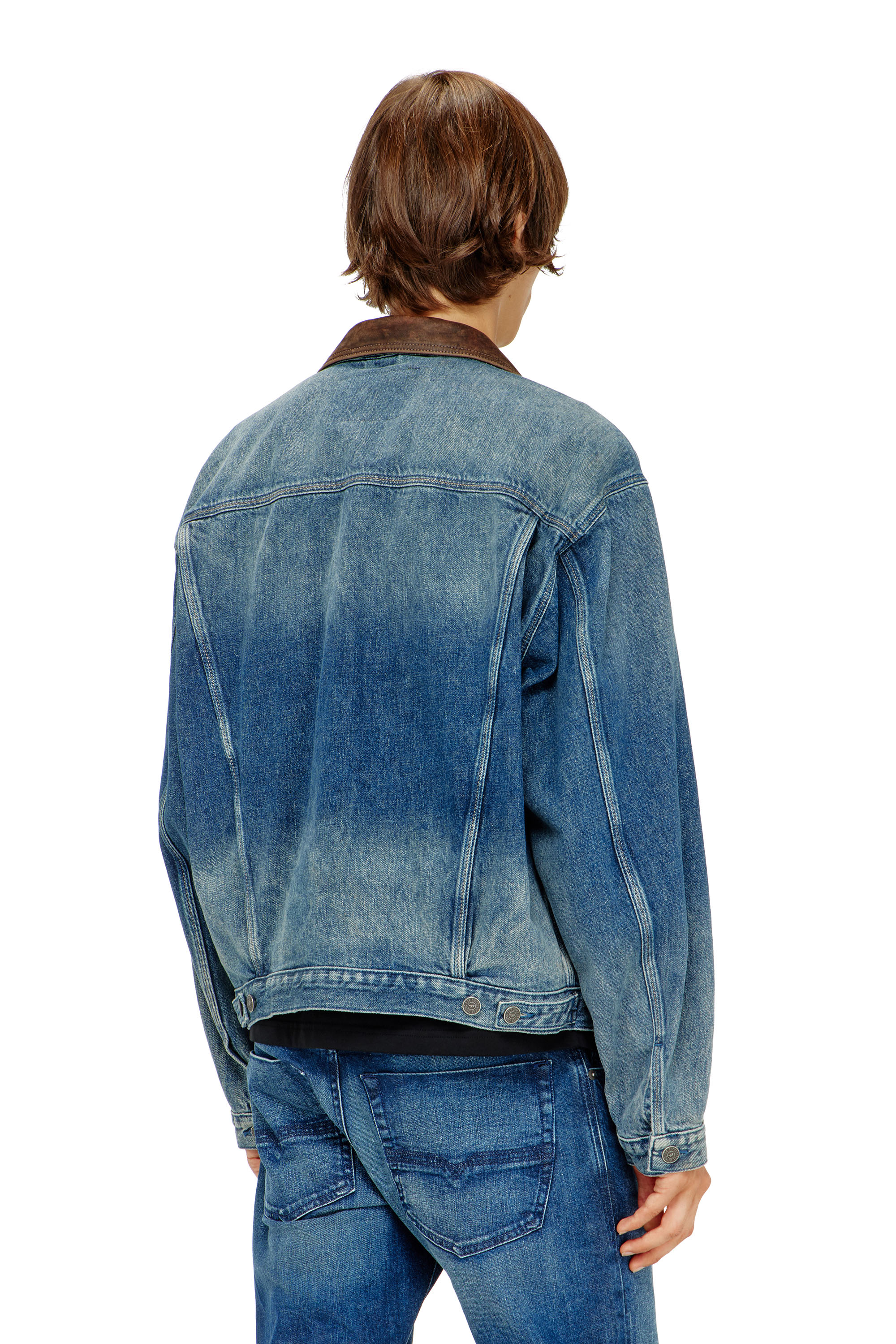 Diesel - D-DENVER-S1, Giacca trucker in denim con bordi in pelle a contrasto Unisex in Blu - 4
