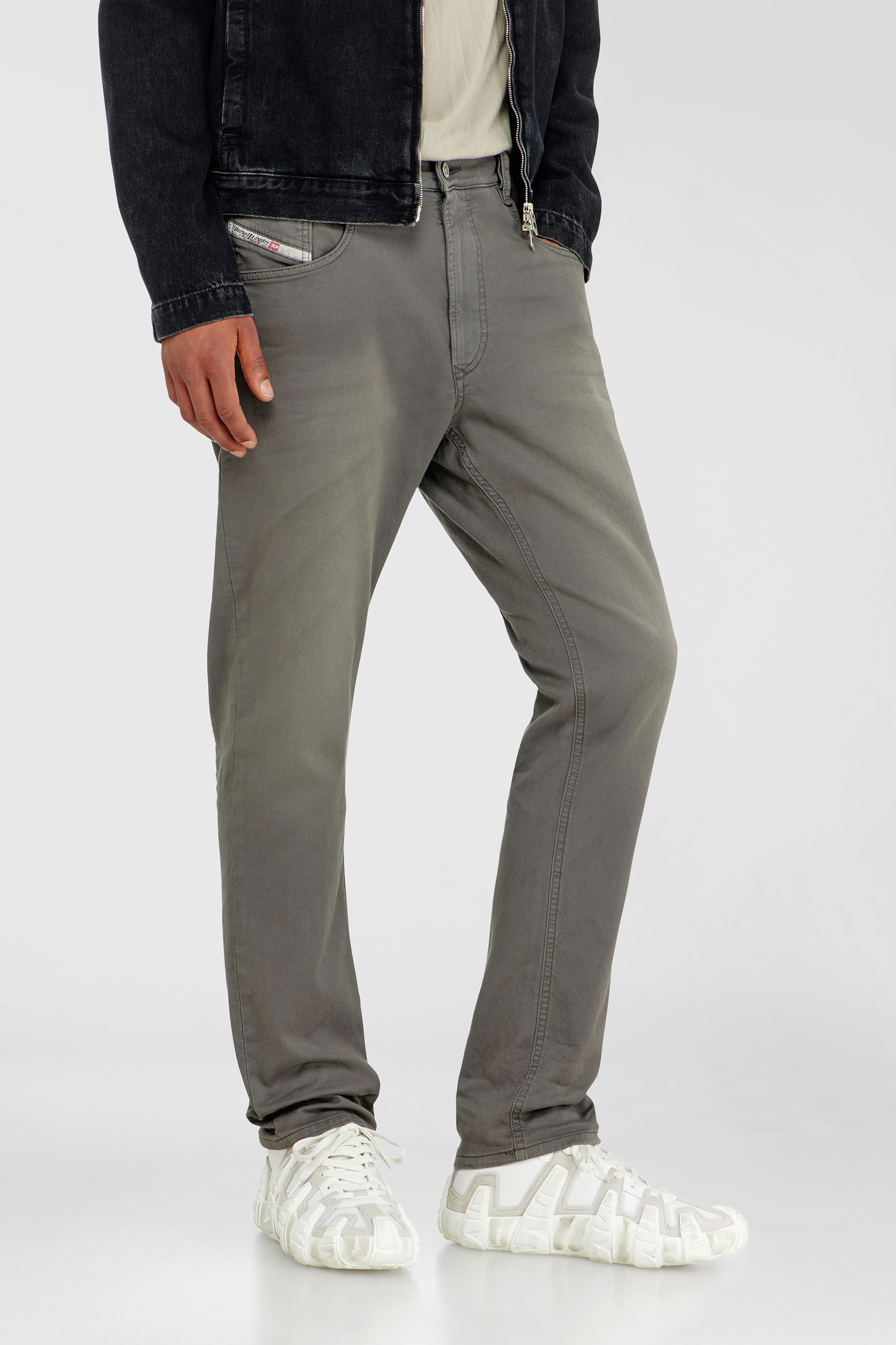 Diesel - Regular 2032 D-Krooley-BW Joggjeans&reg; 0670M Uomo, Grigio - Image 5