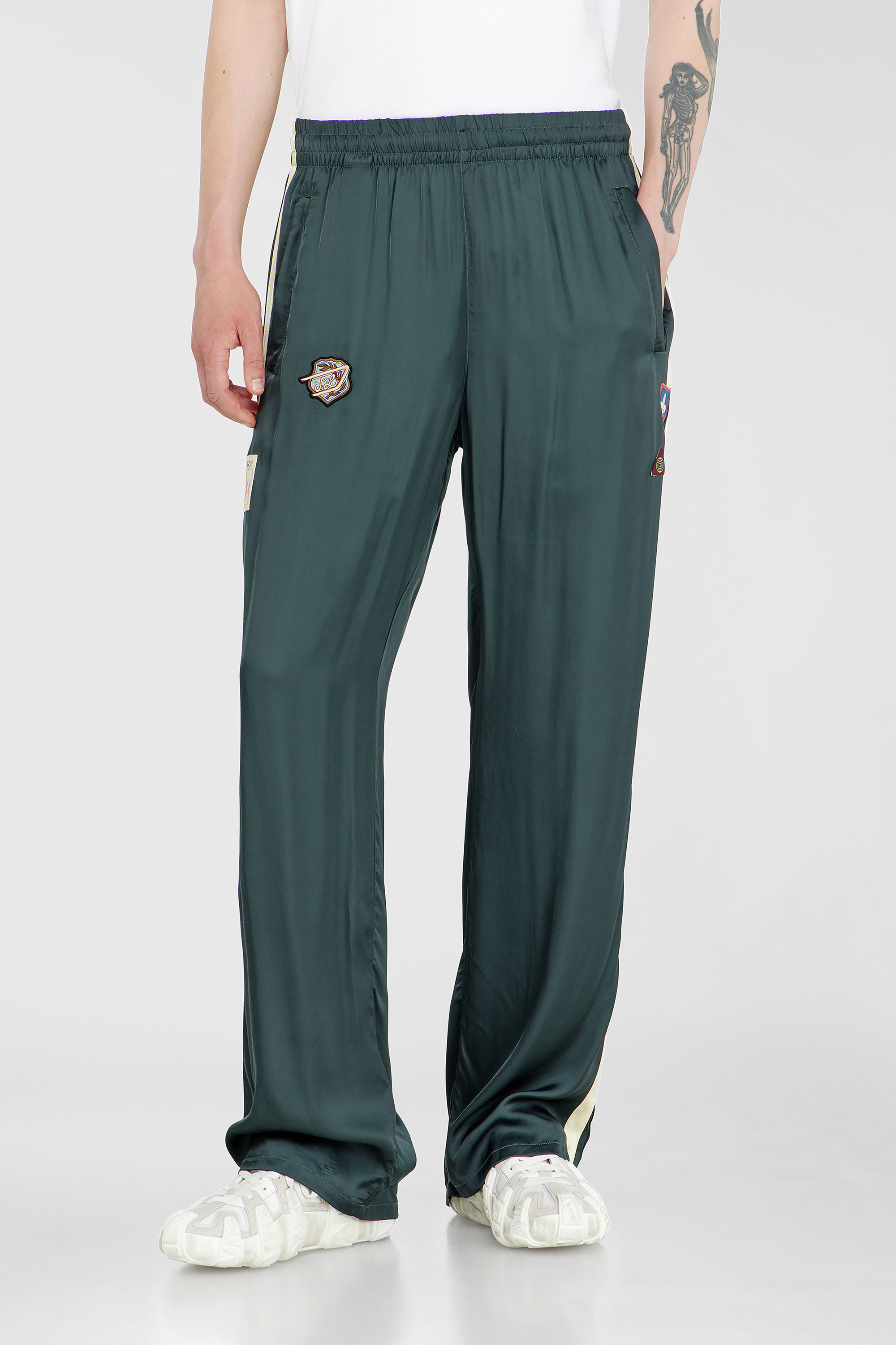 Diesel - P-ANNU, Pantaloni da tuta in raso con patch Uomo in Verde - 1