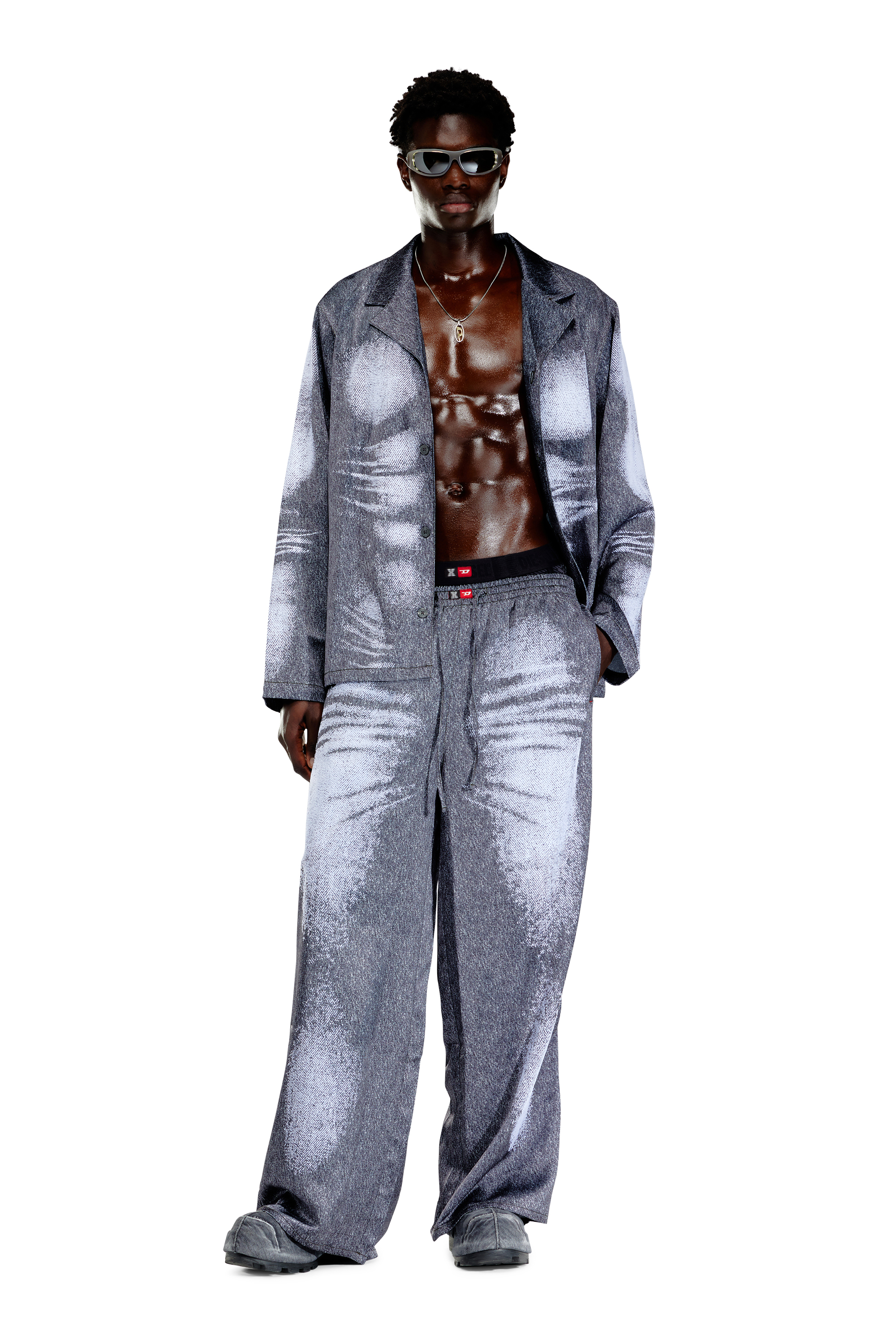 Diesel - STAINS-AND-TROMPE-SLEEP-TOP, Camicia pigiama in raso stampa denim Uomo in Grigio - 2