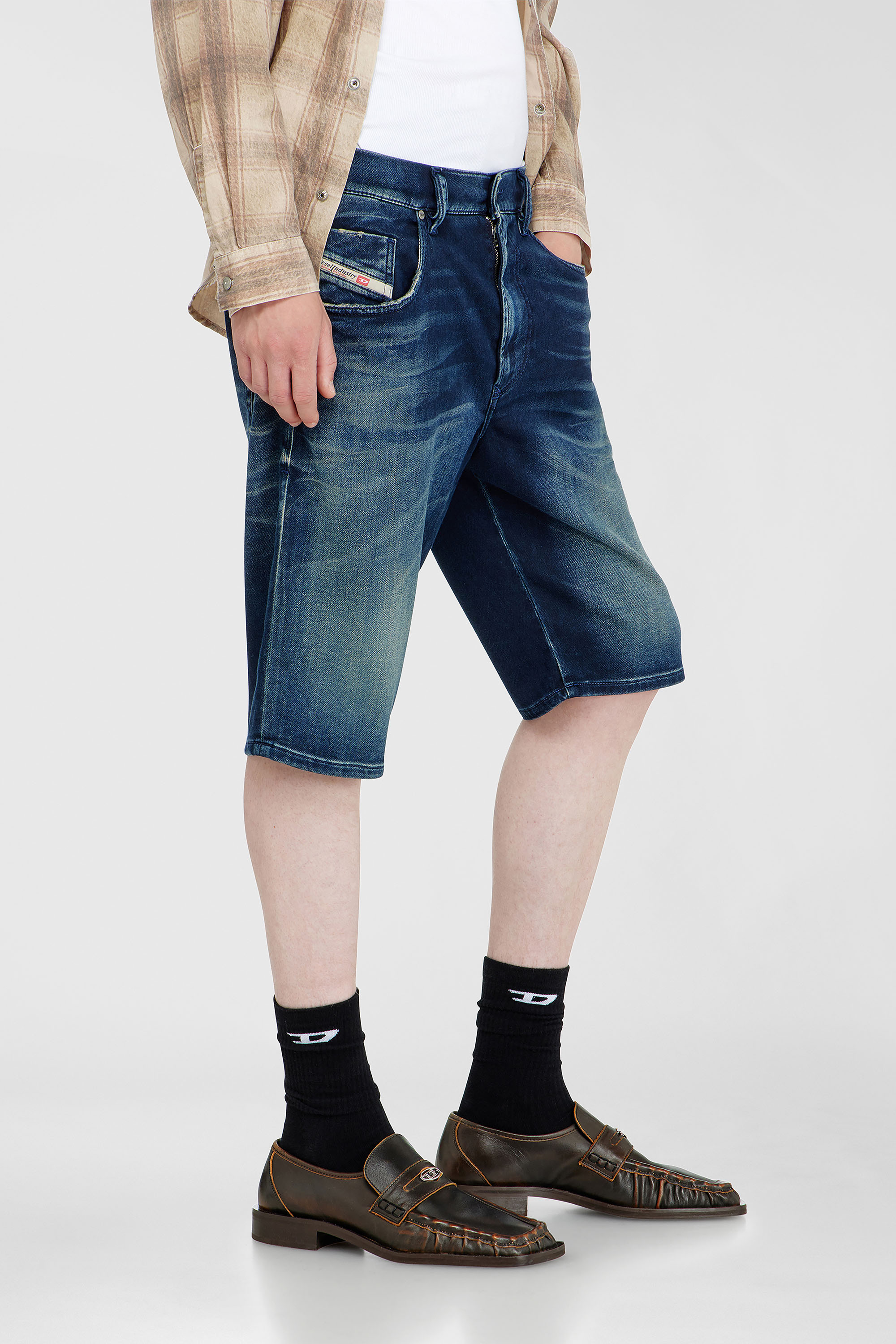 Diesel - 2033 D-KROOLEY-SHORT-BW JOGG, Chino shorts in JoggJeans sfumato Uomo in Blu - 5