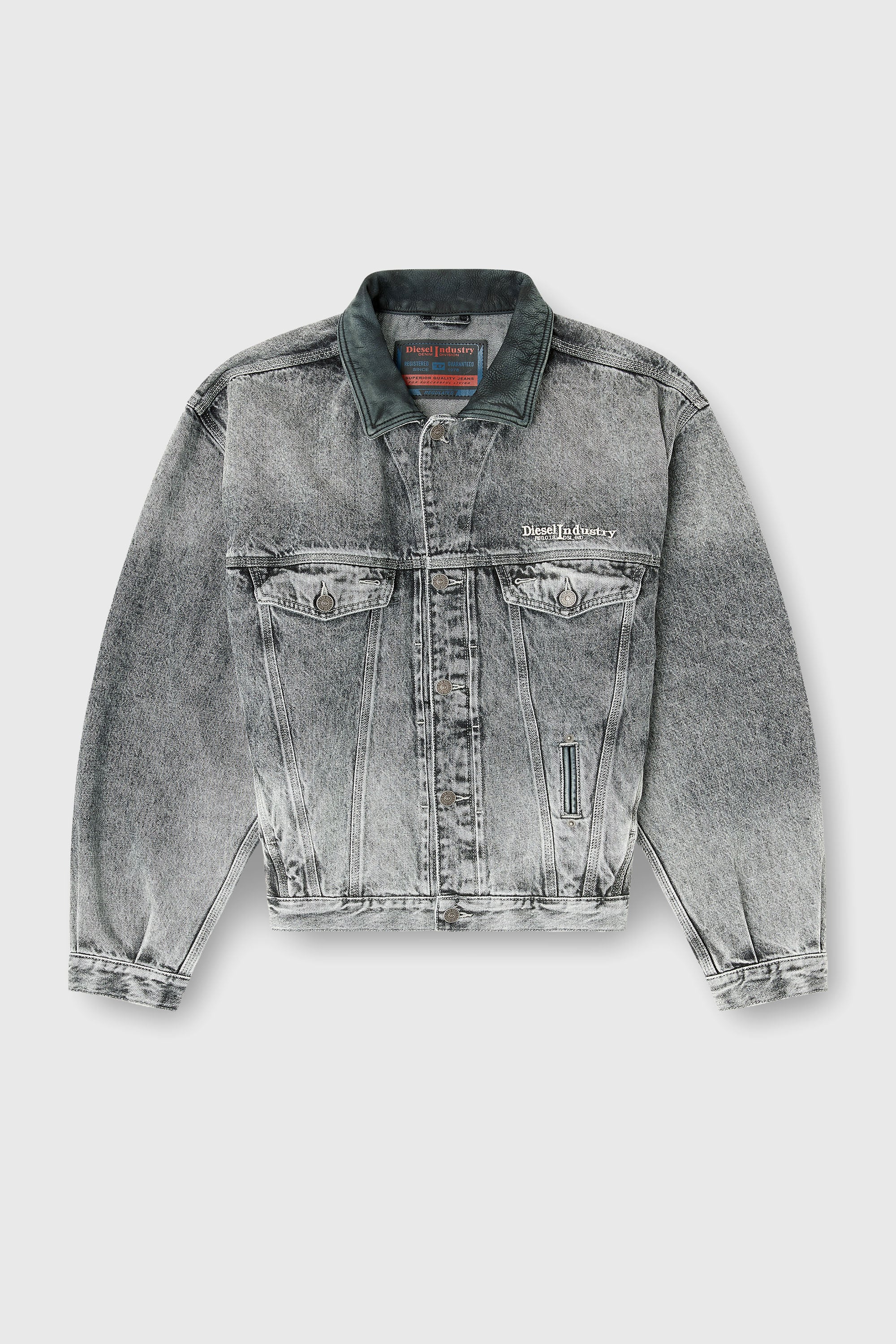 Diesel - D-DENVER-S, Giacca trucker in denim con rifiniture in pelle tono su tono Unisex in Grigio - 2