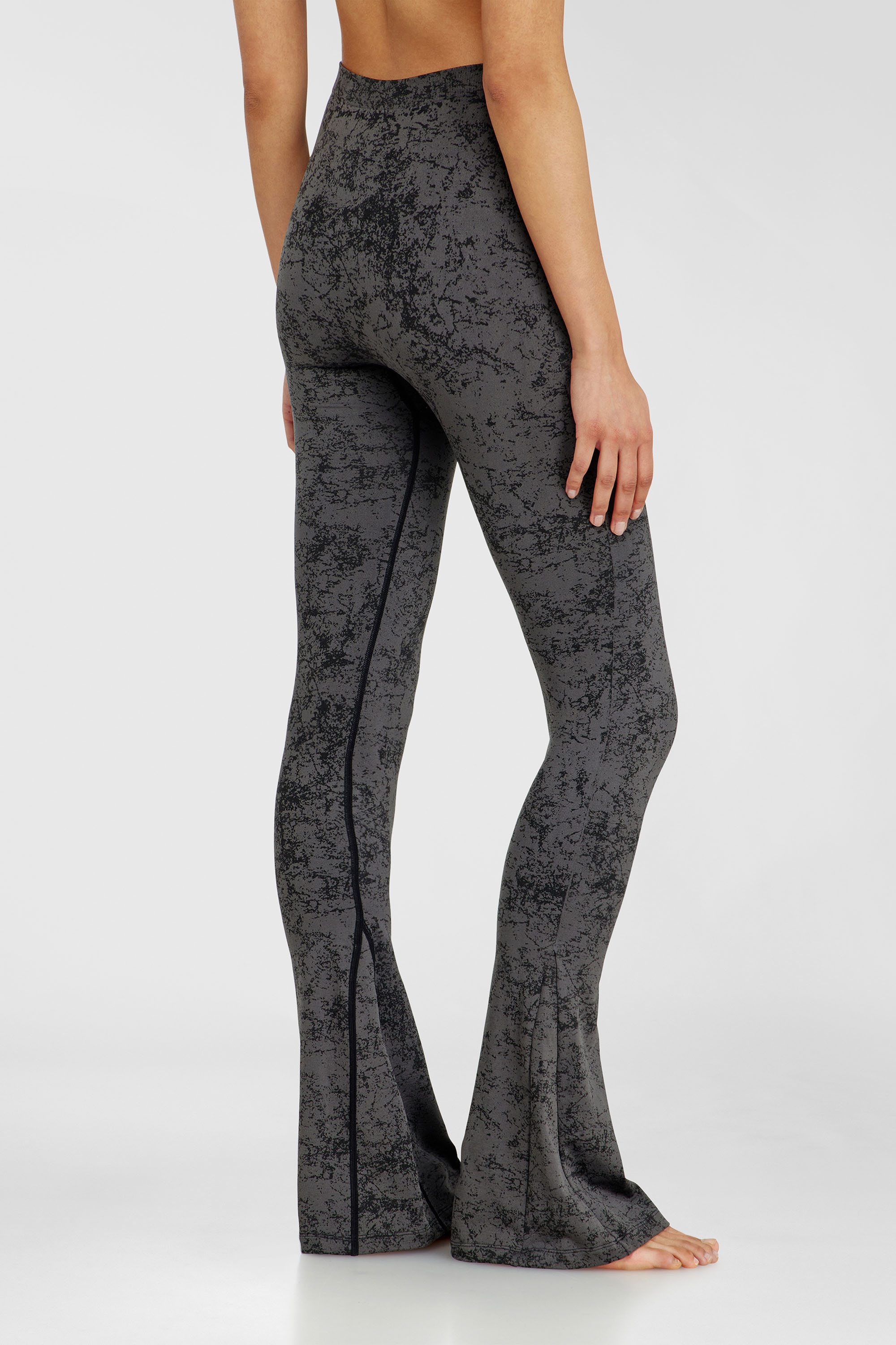Diesel - CORNELIA-UTLT, Leggings svasati con stampa utilitarian Donna in Grigio - 4