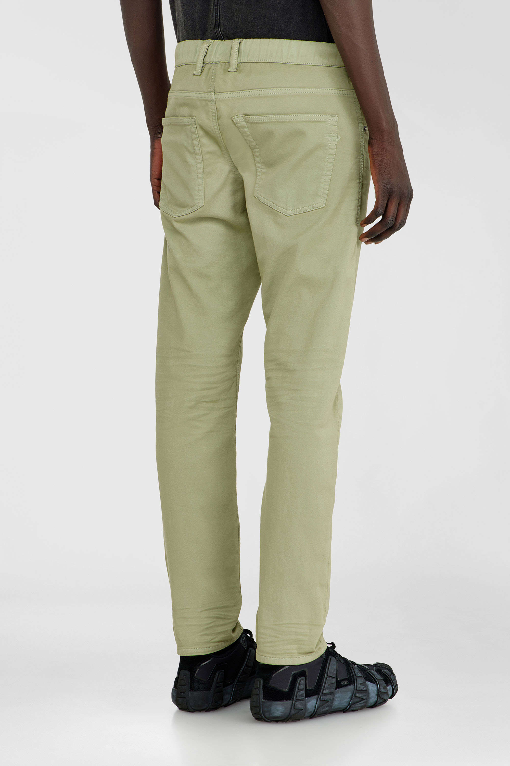 Diesel - Regular 2032 D-Krooley-BW Joggjeans&reg; 0670M Uomo, Verde Oliva - Image 3