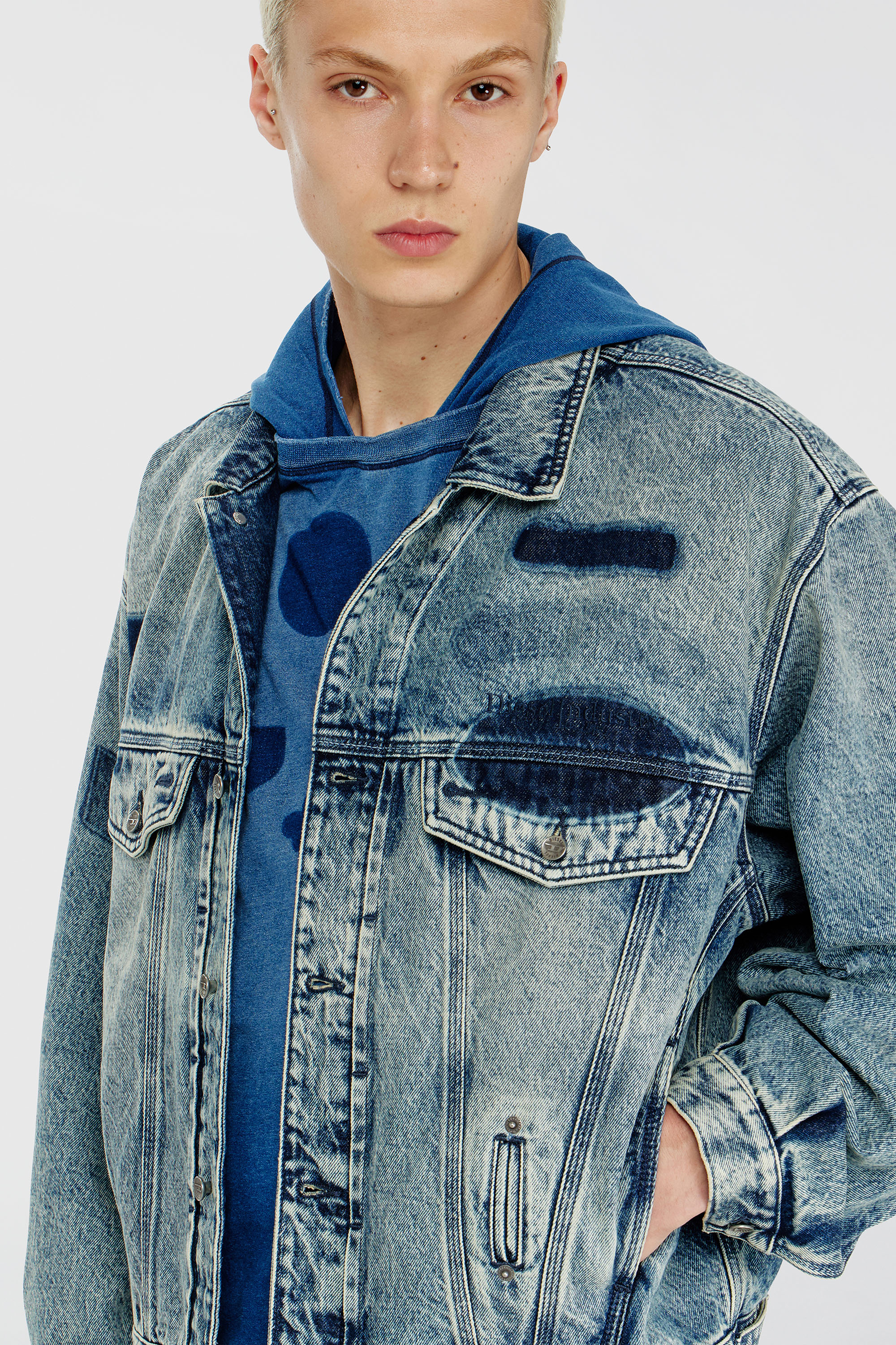 Diesel - D-DENVER-S2, Giacca trucker con effetto patch Unisex in Blu - 5