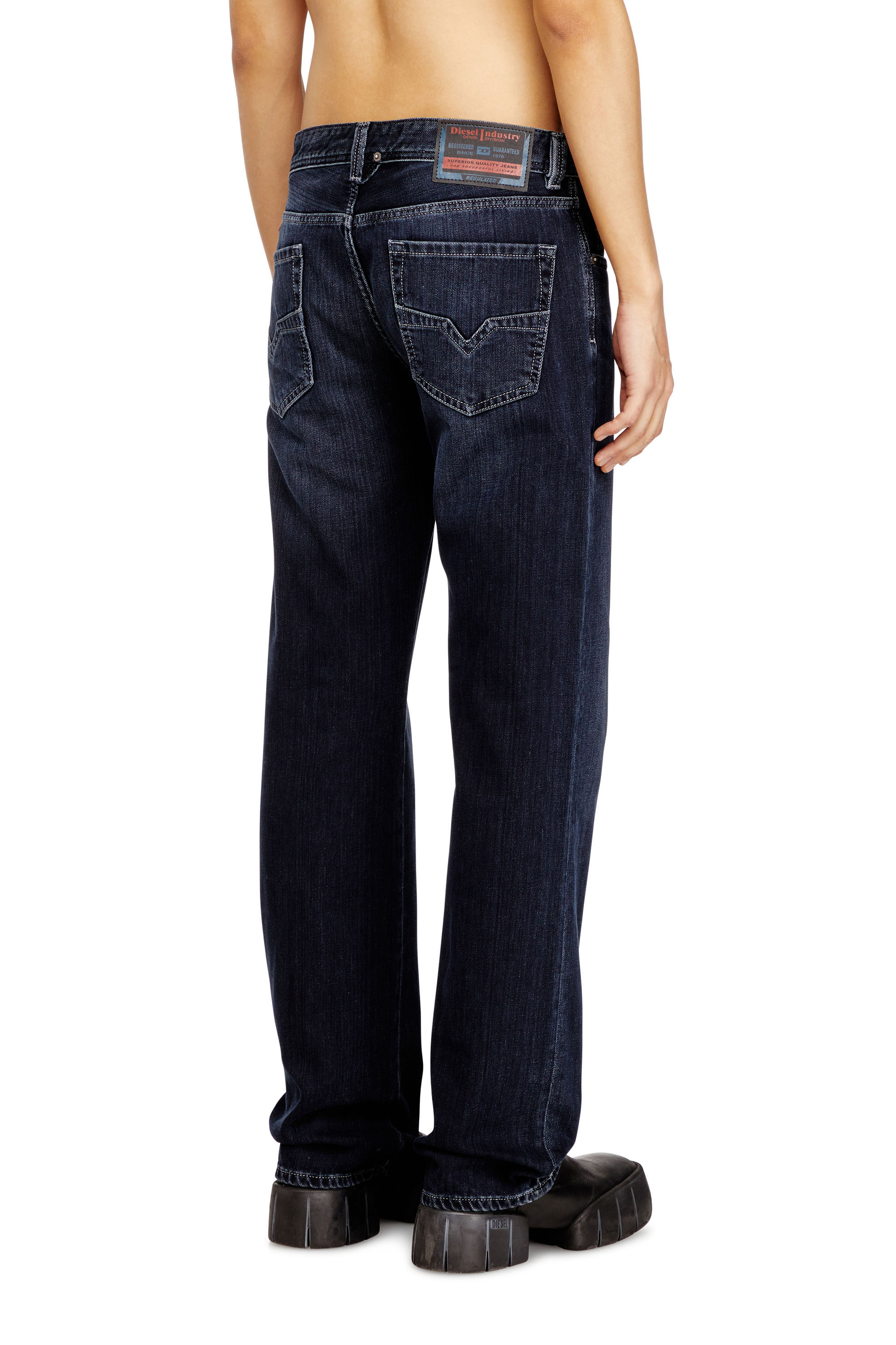 Diesel - Regular Jeans 1985 Larkee 09Q19 Uomo, Blu Scuro - Image 4