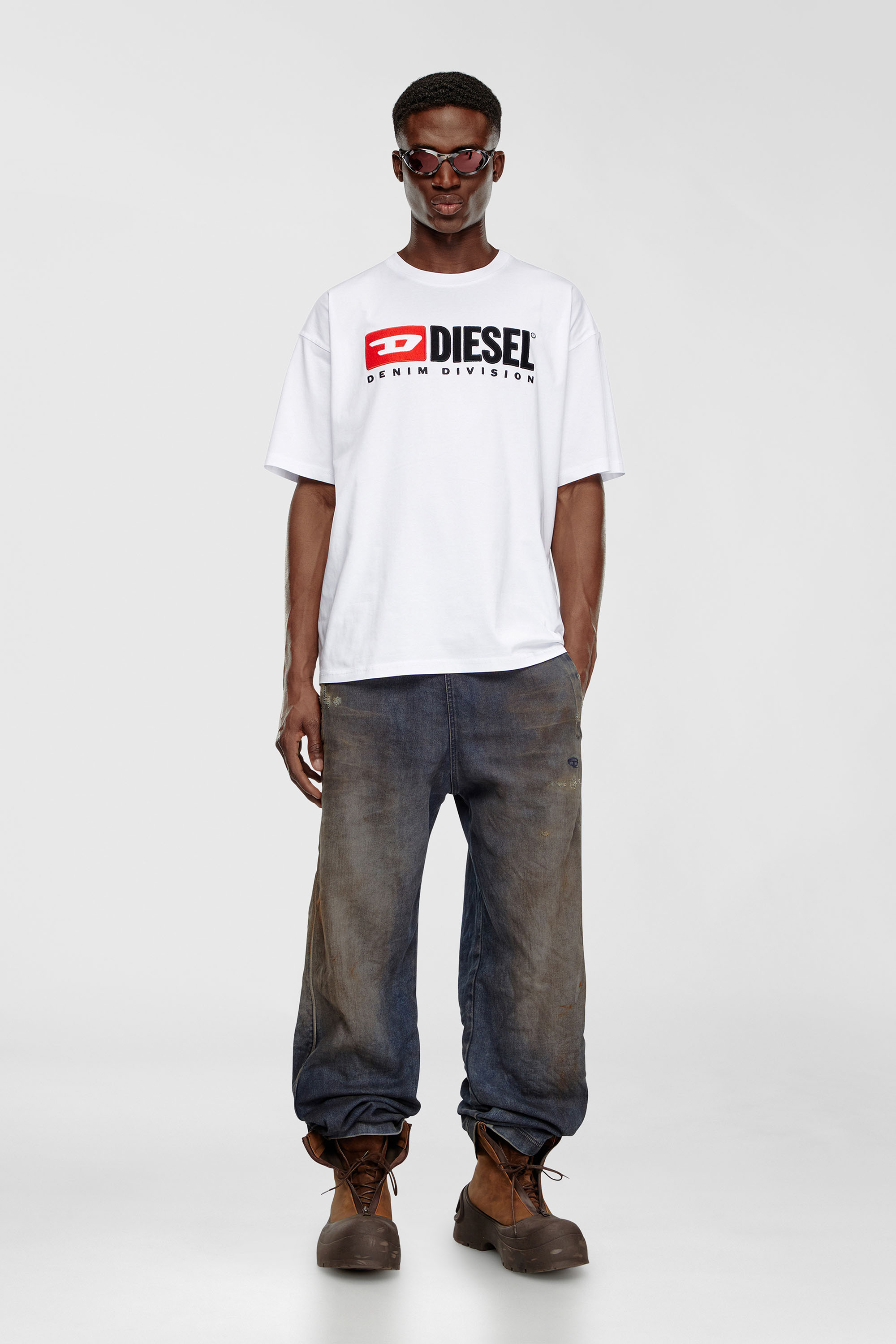 Diesel - T-BOXT-DIV, T-shirt con patch logo Diesel Uomo in Bianco - 2