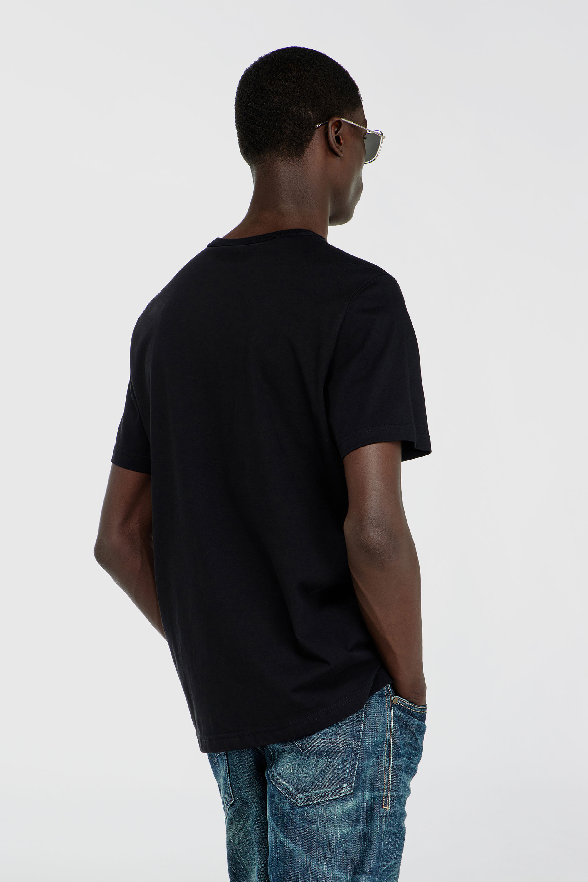 Diesel - T-ADJUST-OD, T-shirt con Oval D metallica Uomo in Nero - 4
