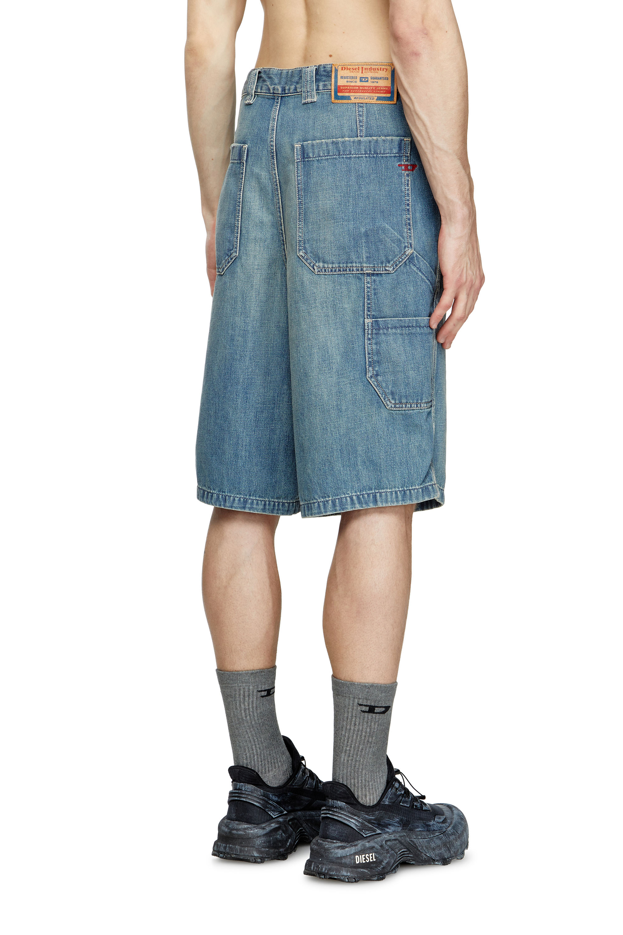 Diesel - D-LIVERY-W-SHORT, Short utility in denim Uomo in Blu - 4